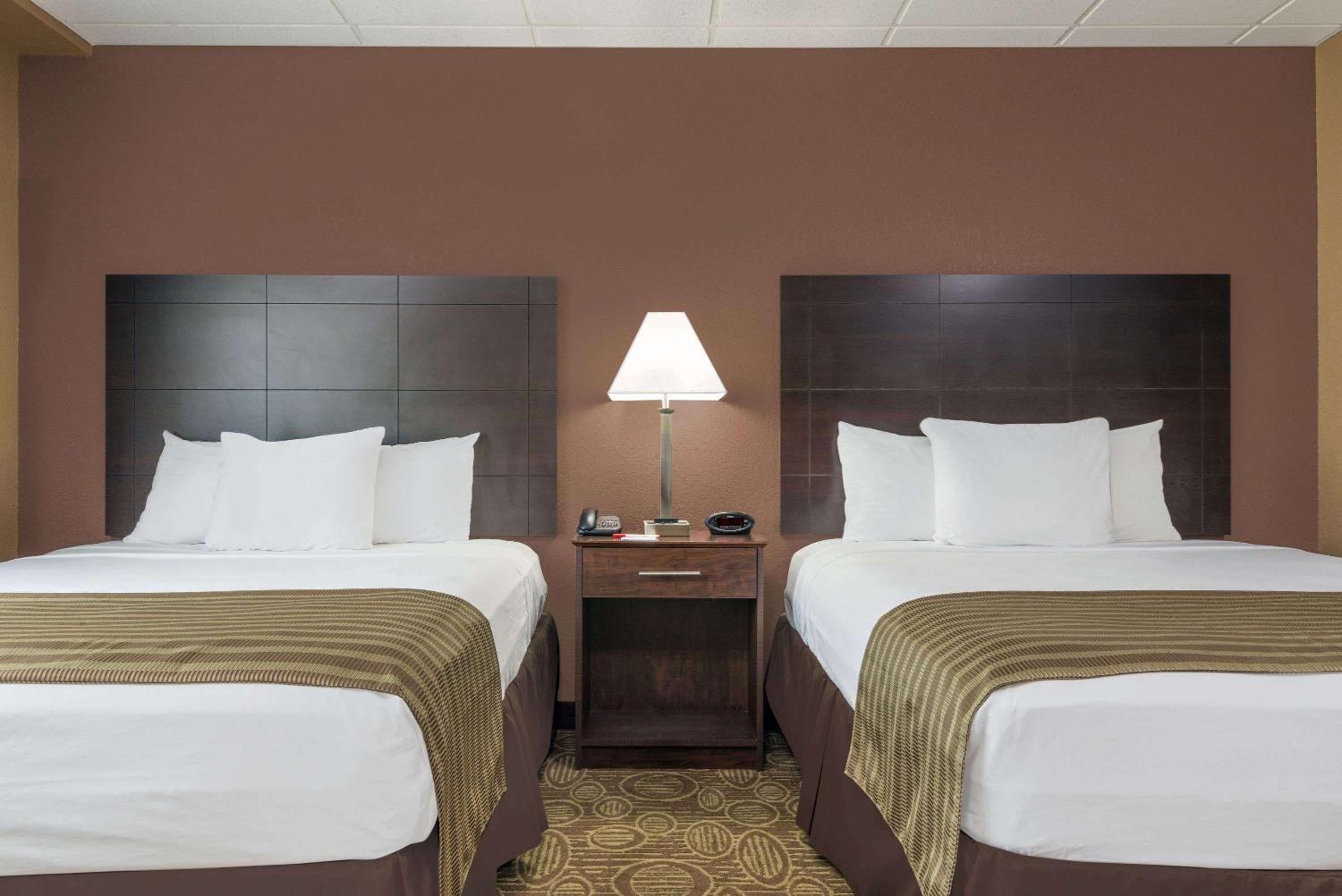 Queen Room with Two Queen Beds - Non-Smoking - Photo 3
