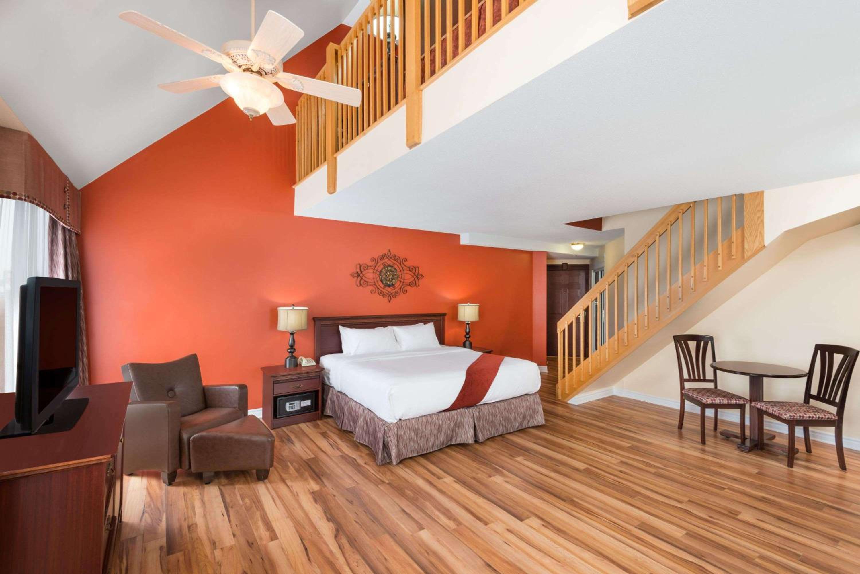 Loft King/Queen Suite - Non-Smoking