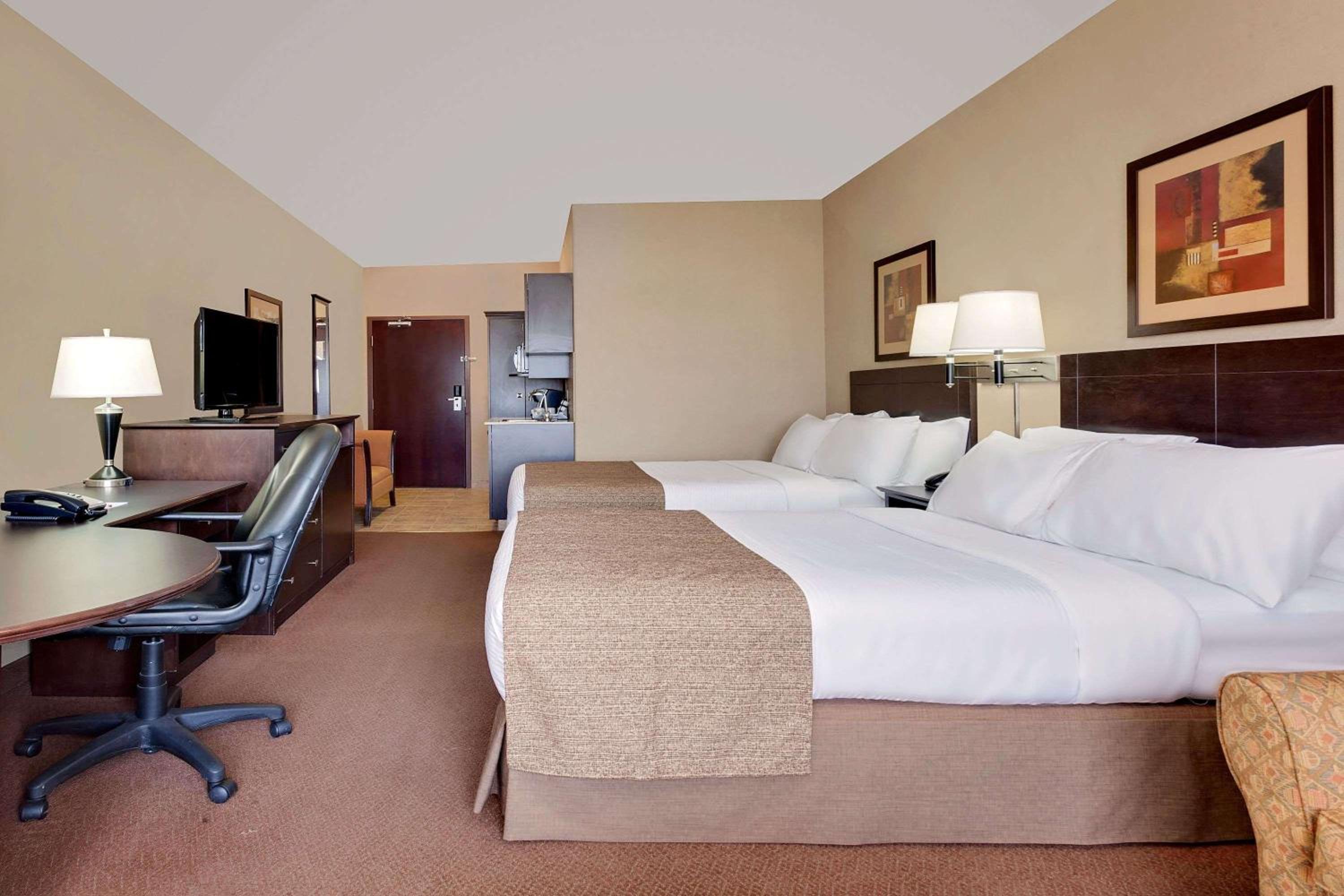 King Room with Two King Beds - Non-Smoking - Photo 3