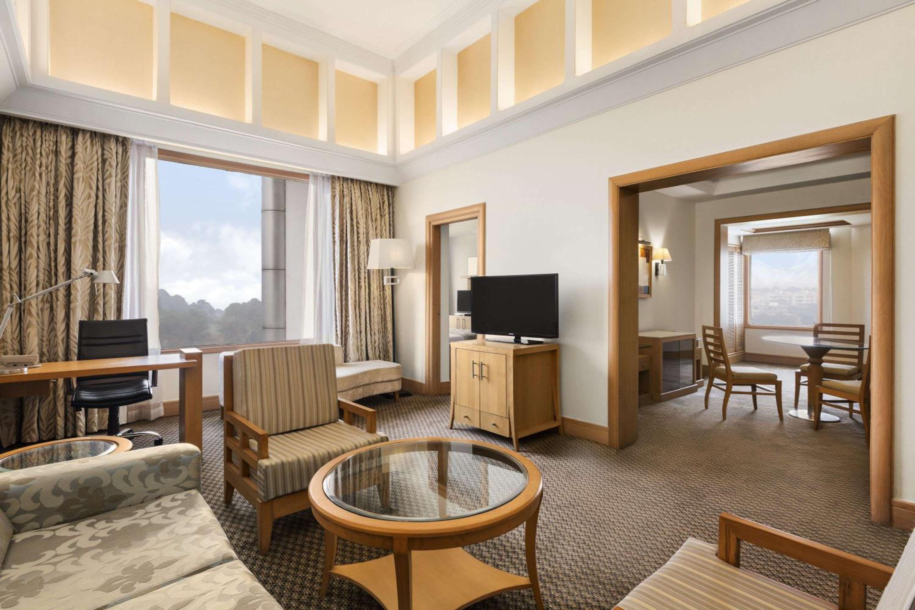 King Suite with Club Lounge Access - Non-Smoking
