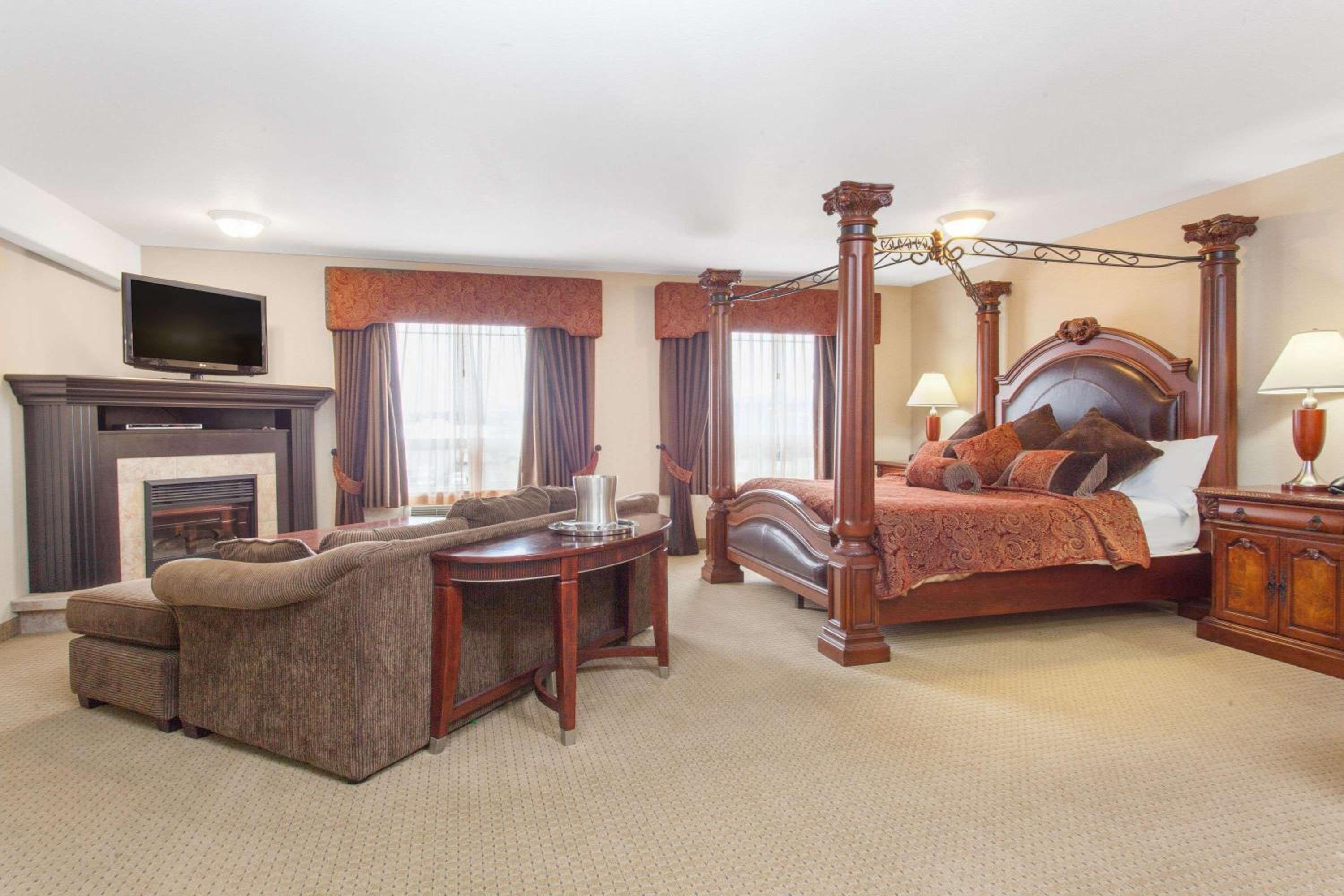 King Suite with Jettet Tub - Non-Smoking - Photo 1