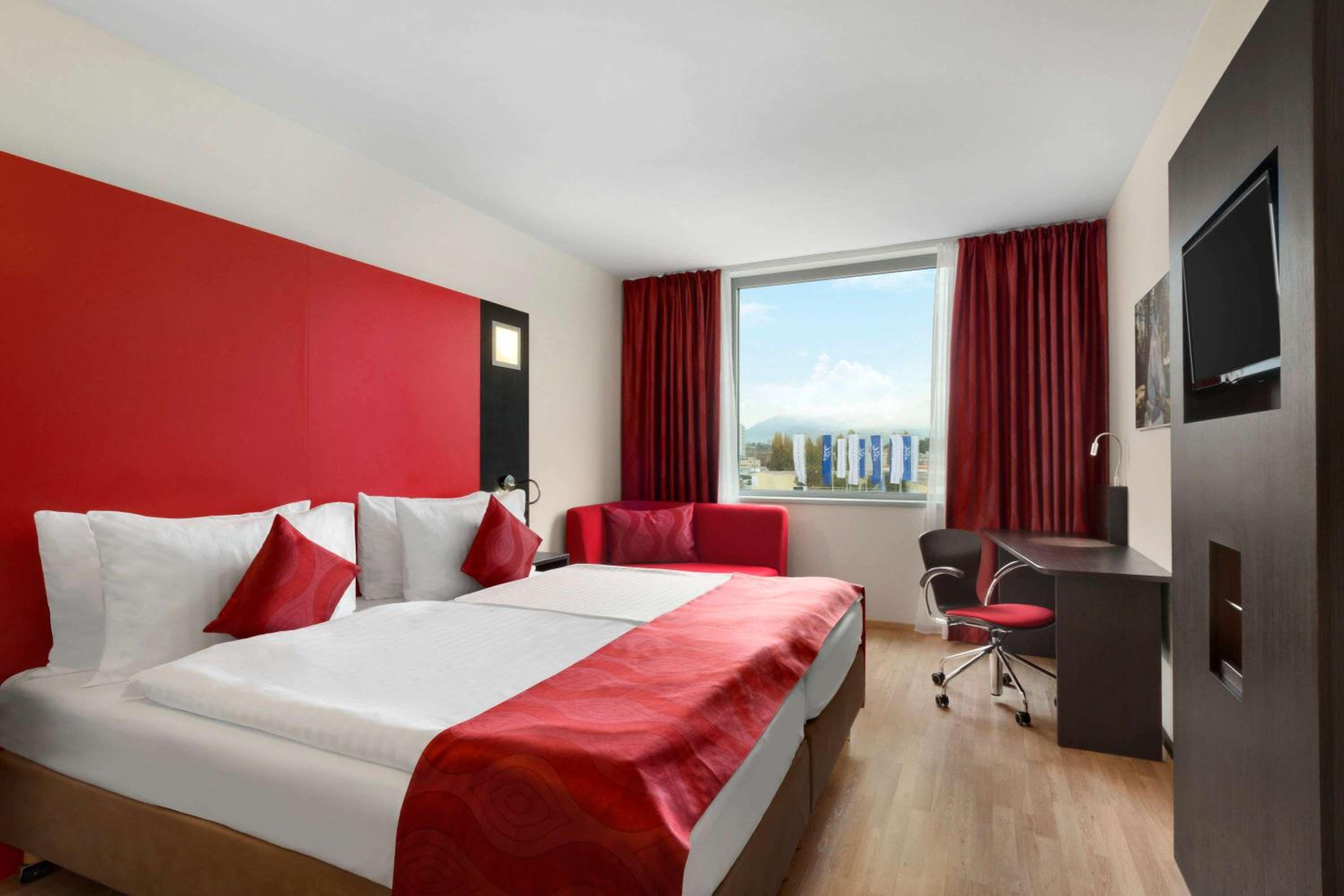 Twin Room - Non-Smoking - Photo 3