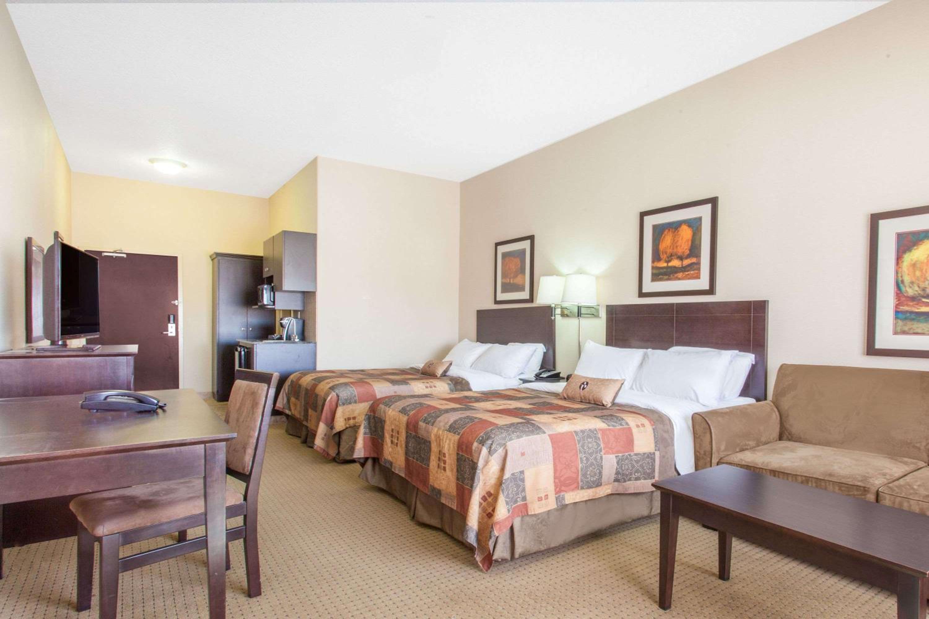 Queen Room with Two Queen Beds - Non-Smoking - Photo 2