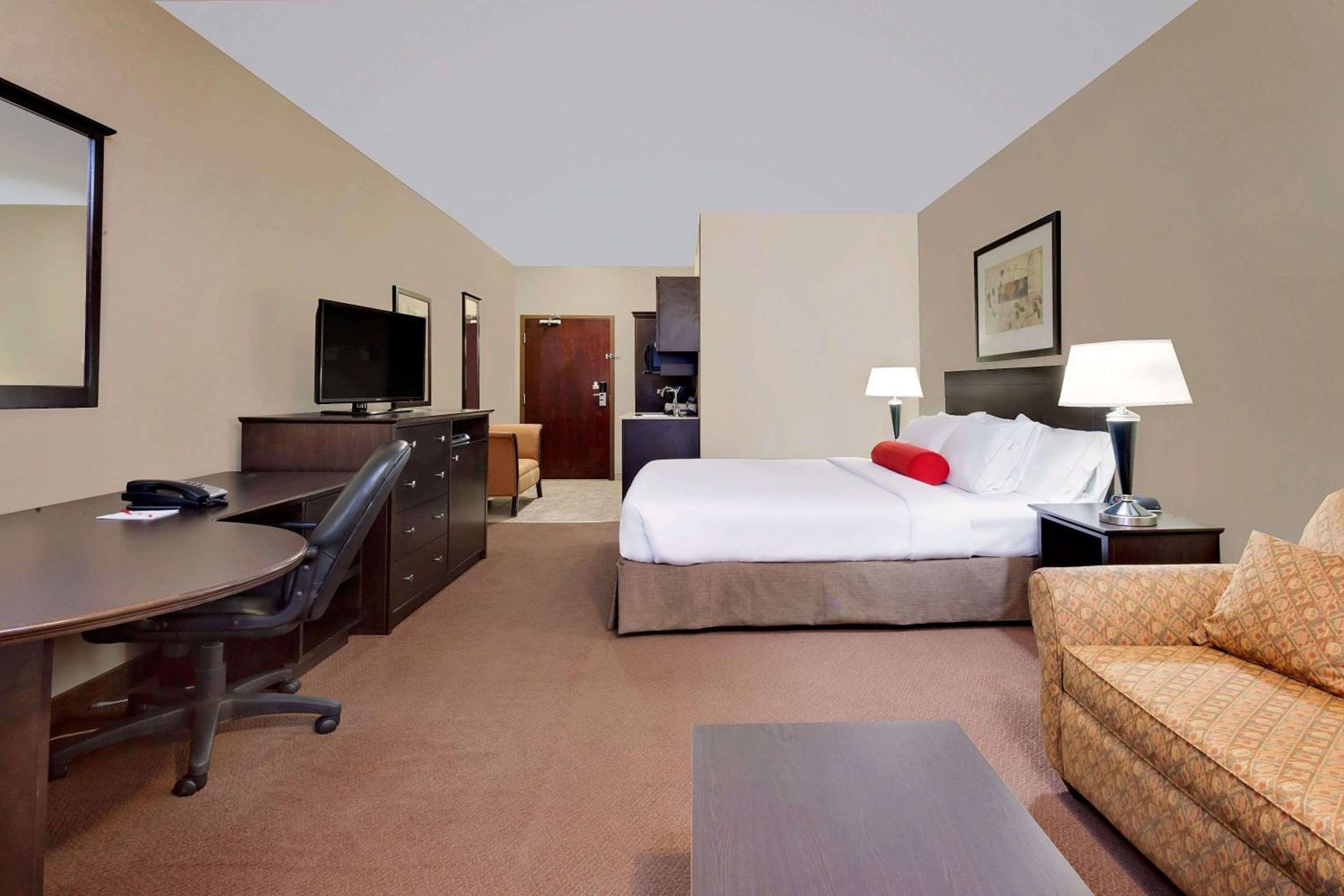 Deluxe King Room with Sofa-bed - Non-Smoking - Photo 1
