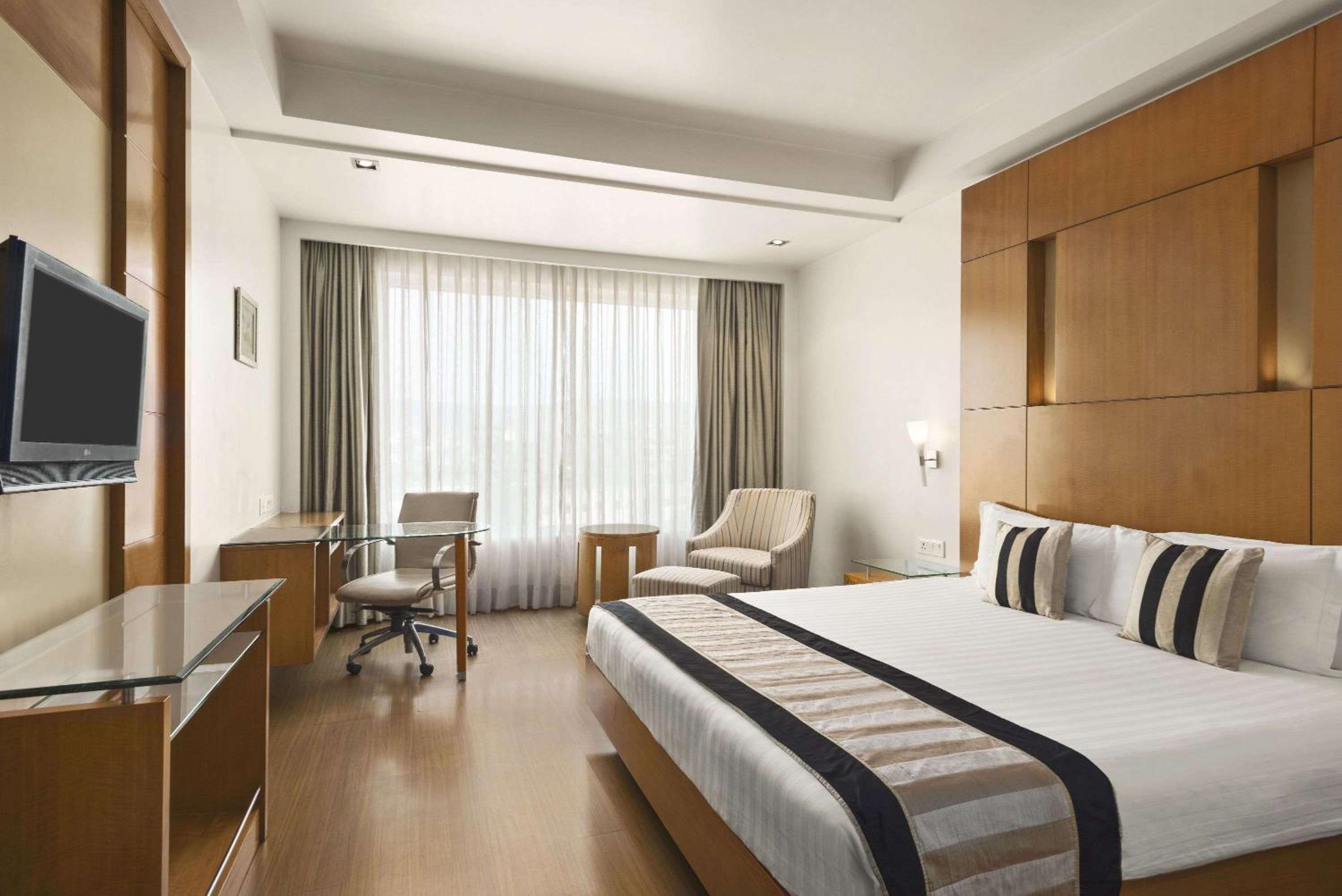 Club Double Non-Smoking Room : Enjoy a Buy One Get One offer at Fire Ball Bar (11 AM - 8 PM) on House Brand, 20% off on Food & Soft Beverages and Spa, Early checkin Available up to 2 hours (subject to availability) - Photo 1