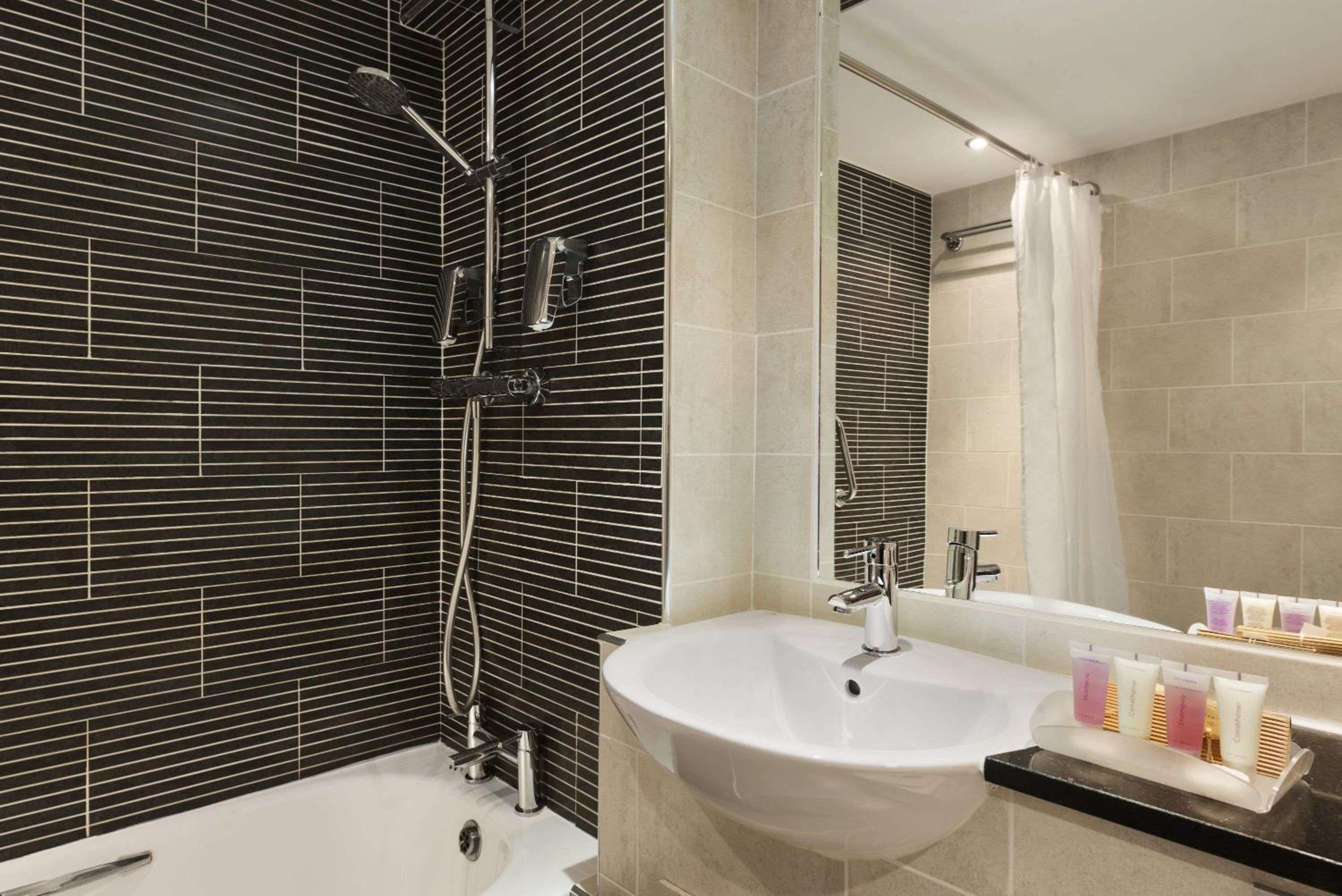 Twin Room - Non-Smoking photo 3
