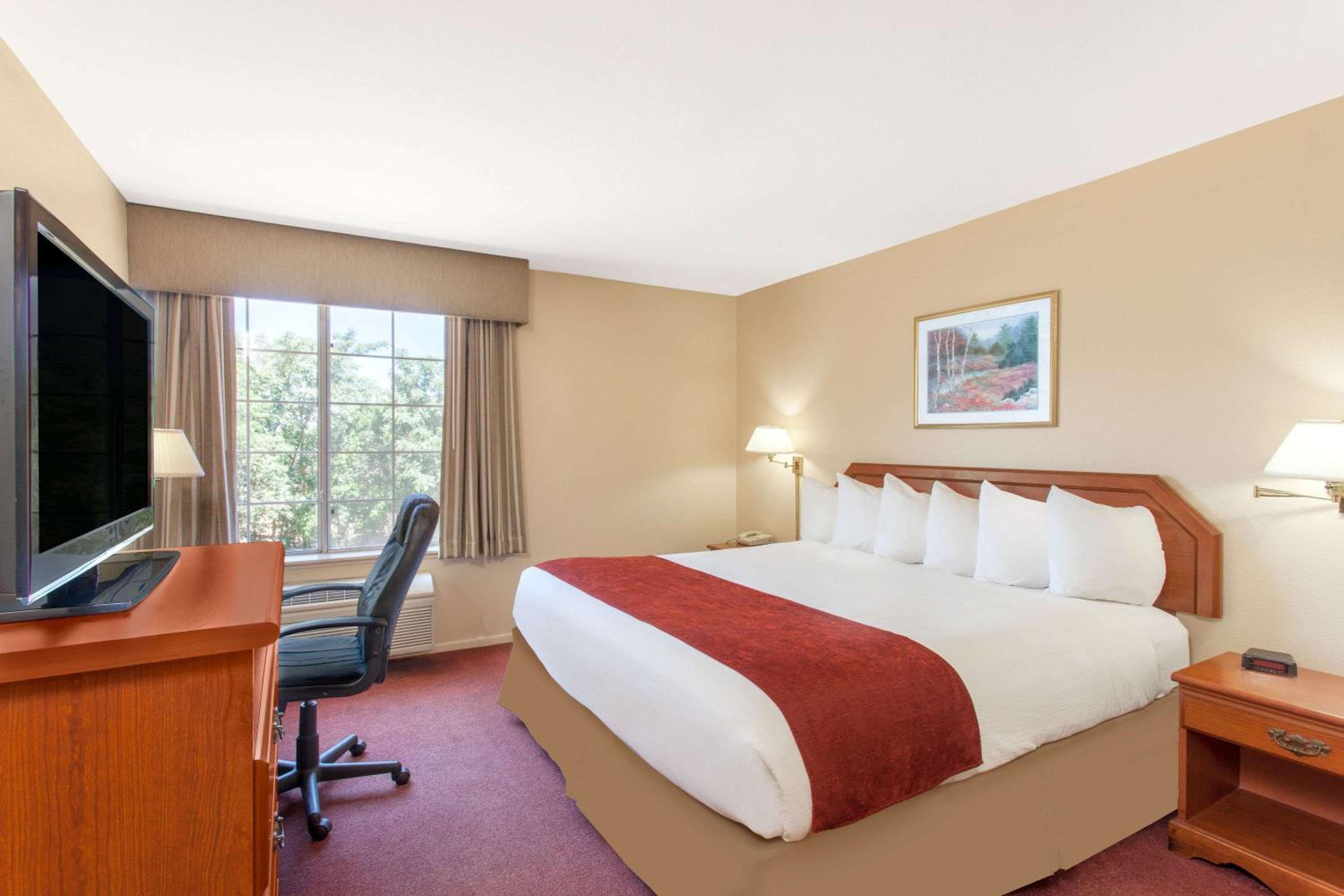 Queen Room with Mobility/Hearing Access - Non-Smoking - Photo 1