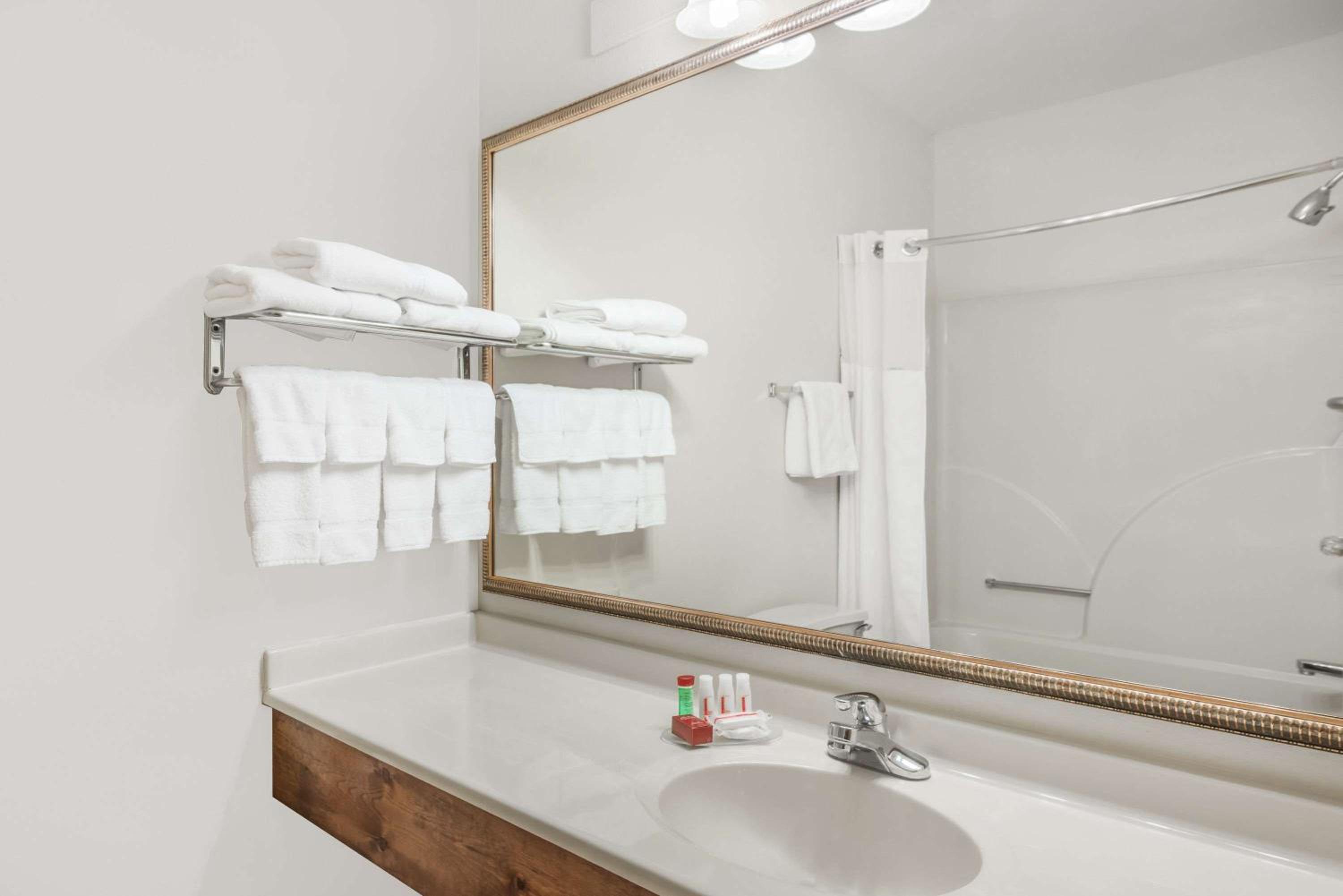 King Studio Suite - Non-Smoking - Photo 2