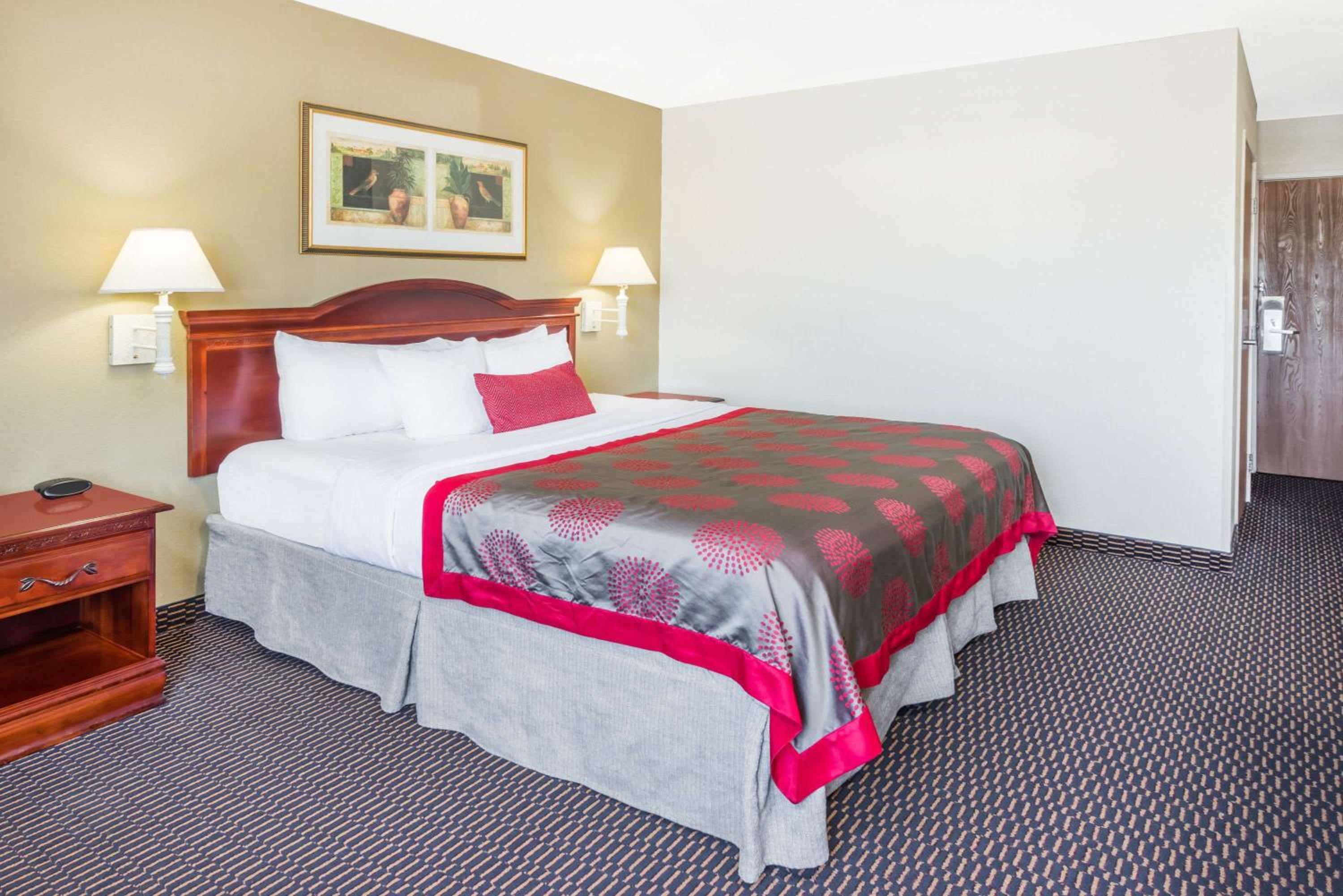 King Room - Non-Smoking - Photo 1