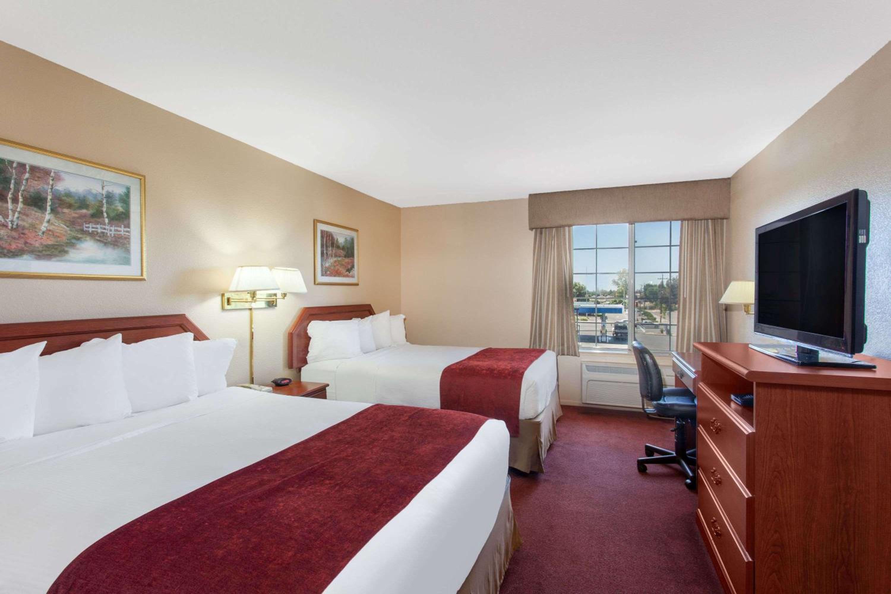 Queen Room with Two Queen Beds - Non-Smoking - Photo 10