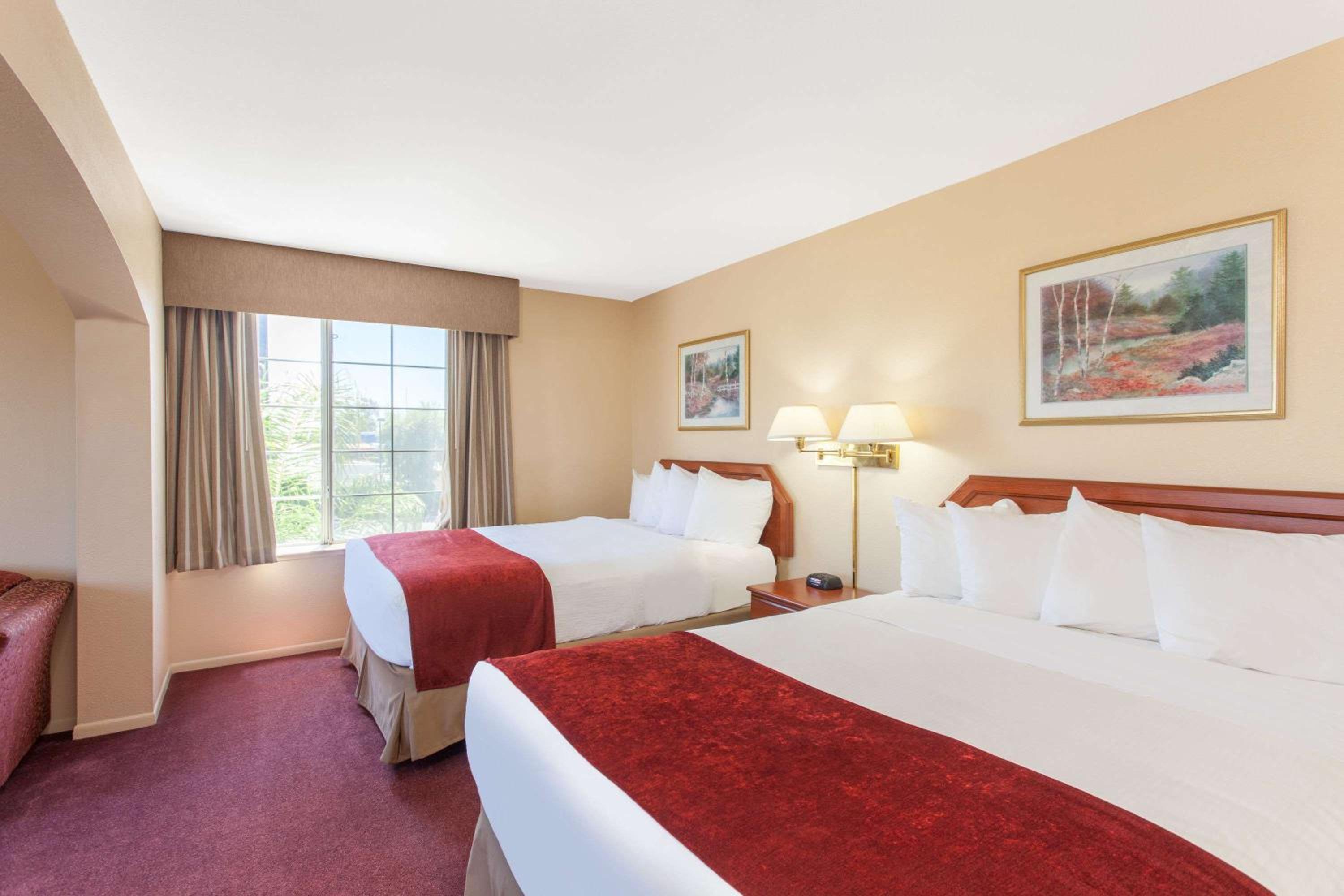 Queen Room with Two Queen Beds and Mobility/Hearing Access - Non-Smoking - Photo 11