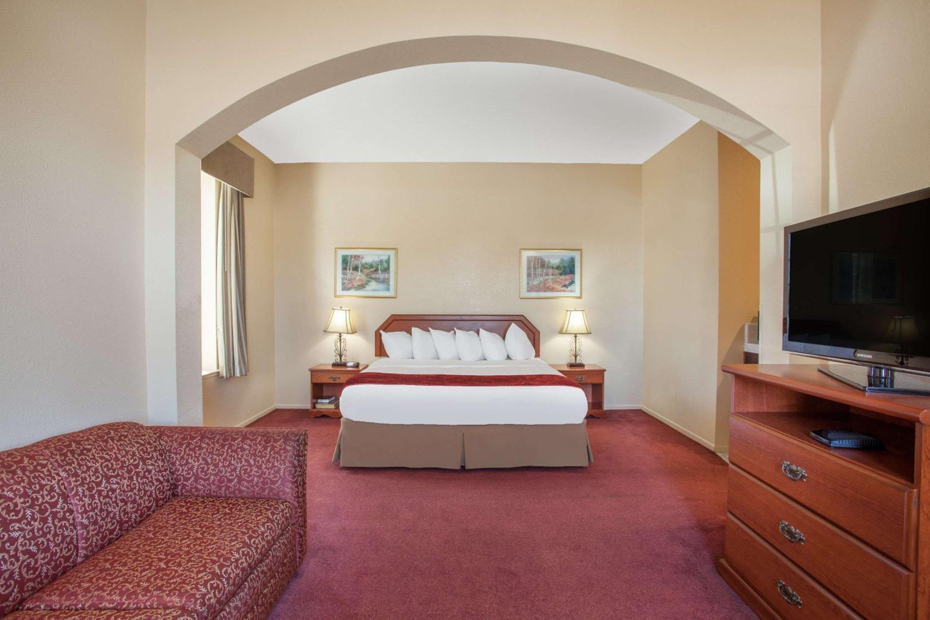 King Studio Suite - Non-Smoking - Photo 11