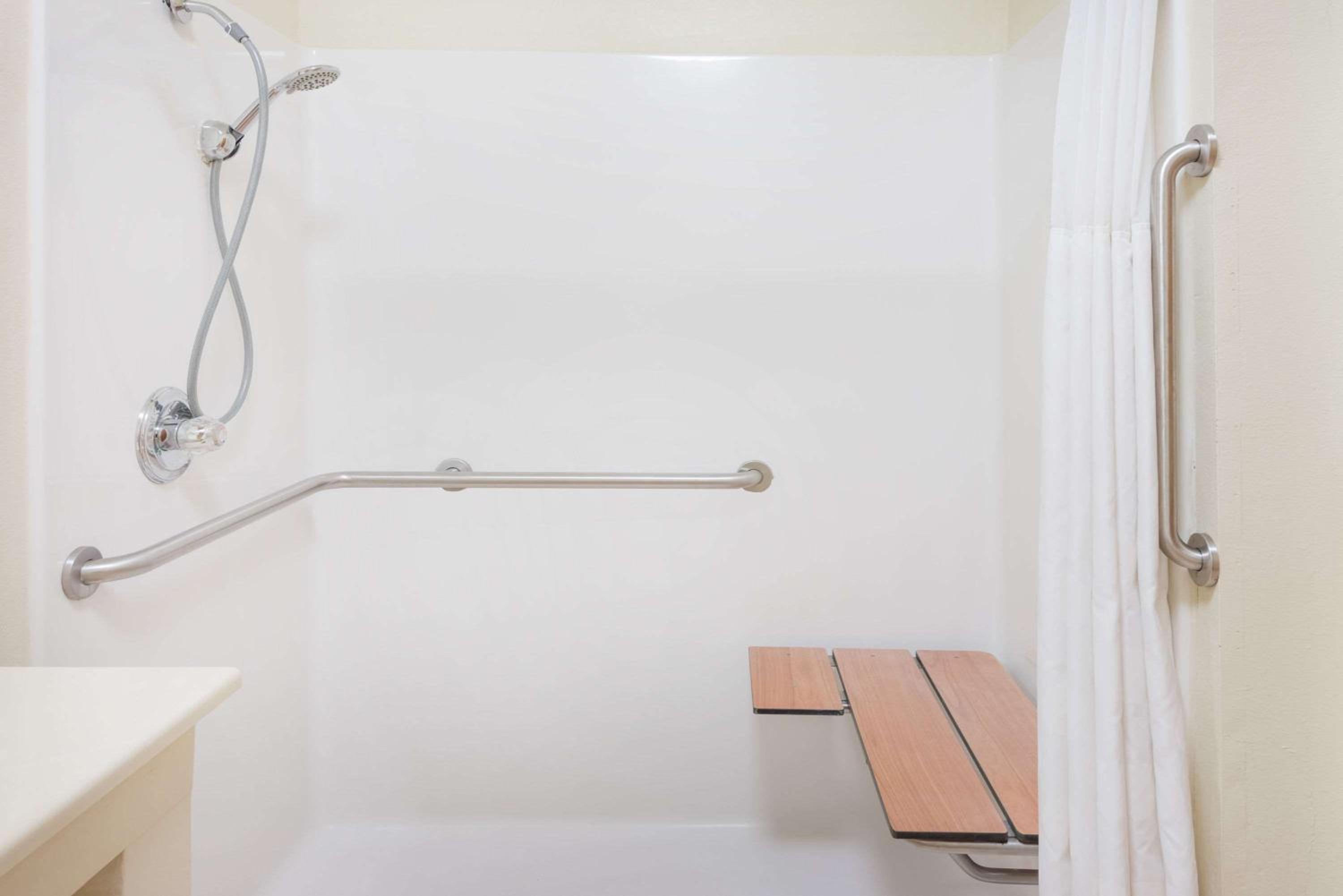 Queen Room with Two Queen Beds - Mobility Access/Non-Smoking - Photo 4
