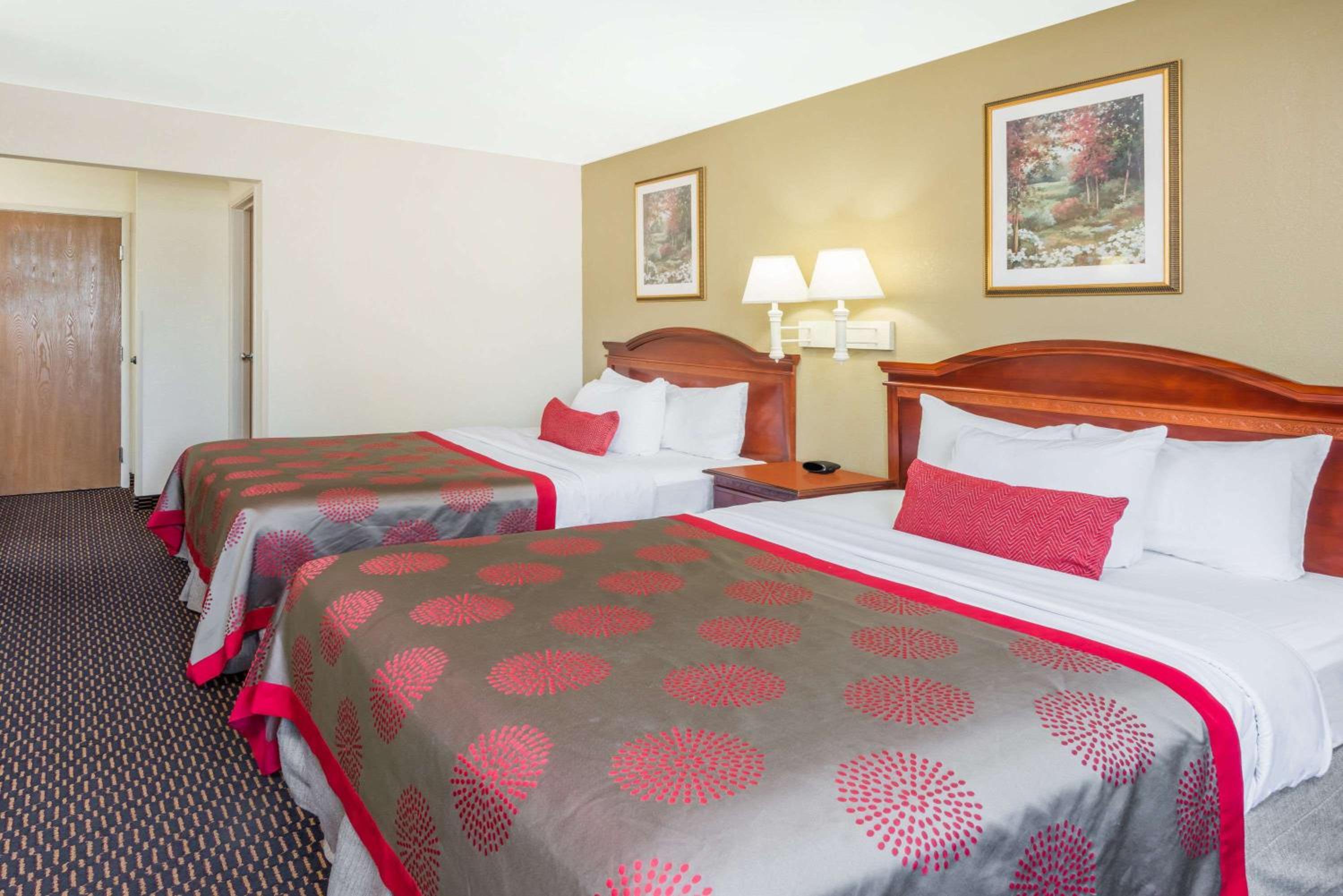 Queen Room with Two Queen Beds - Non-Smoking - Photo 1