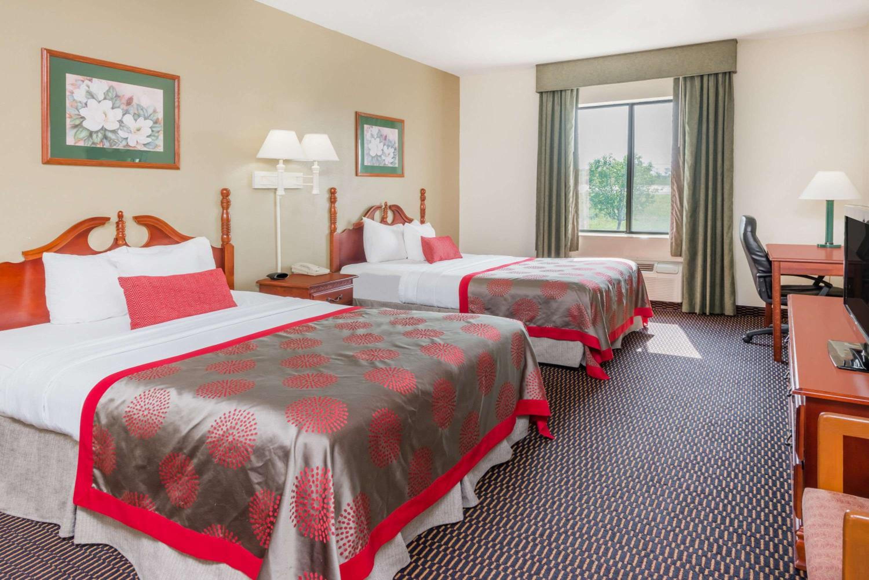 Queen Room with Two Queen Beds - Non-Smoking - Photo 2