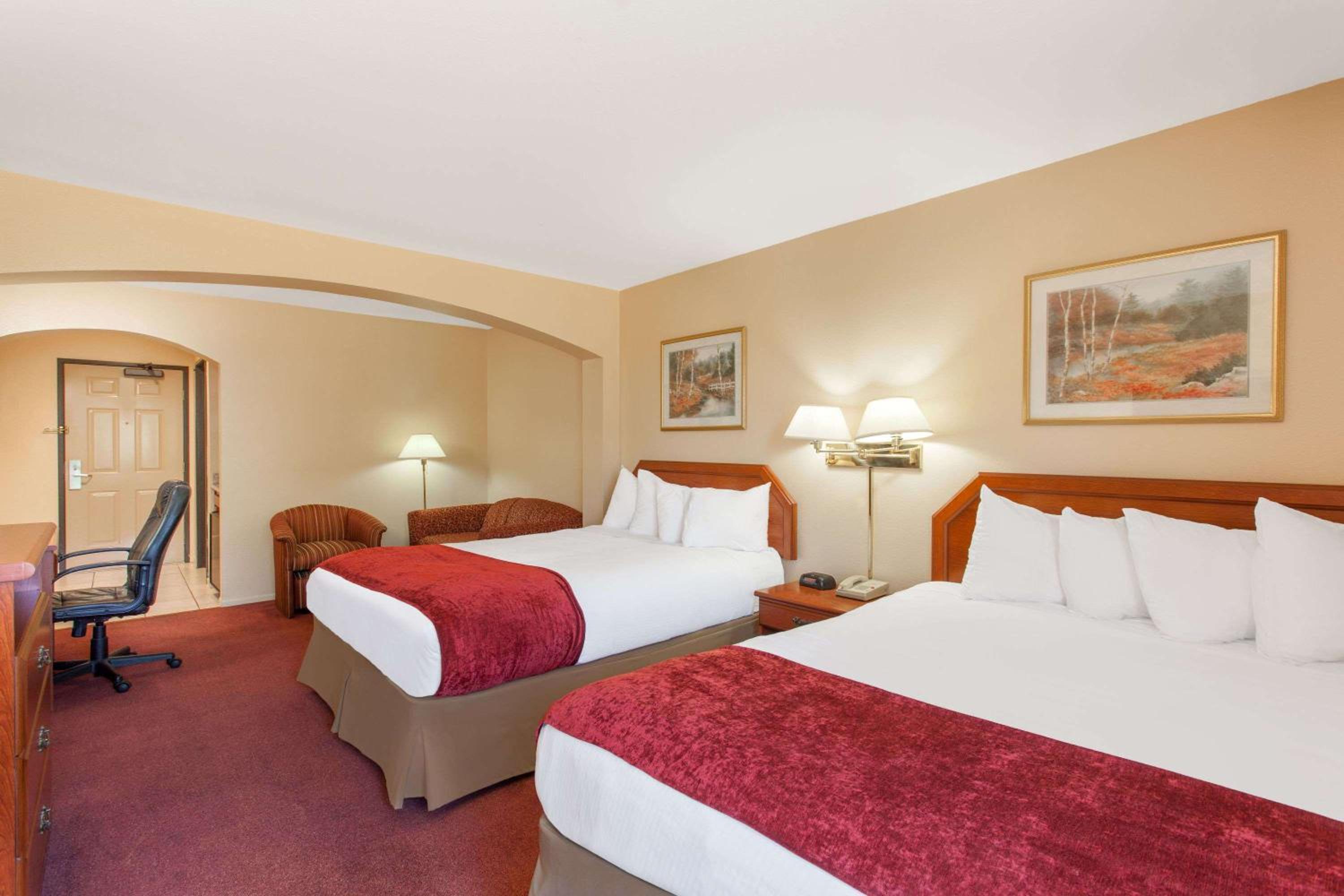 Queen Room with Two Queen Beds and Mobility/Hearing Access - Non-Smoking - Photo 2