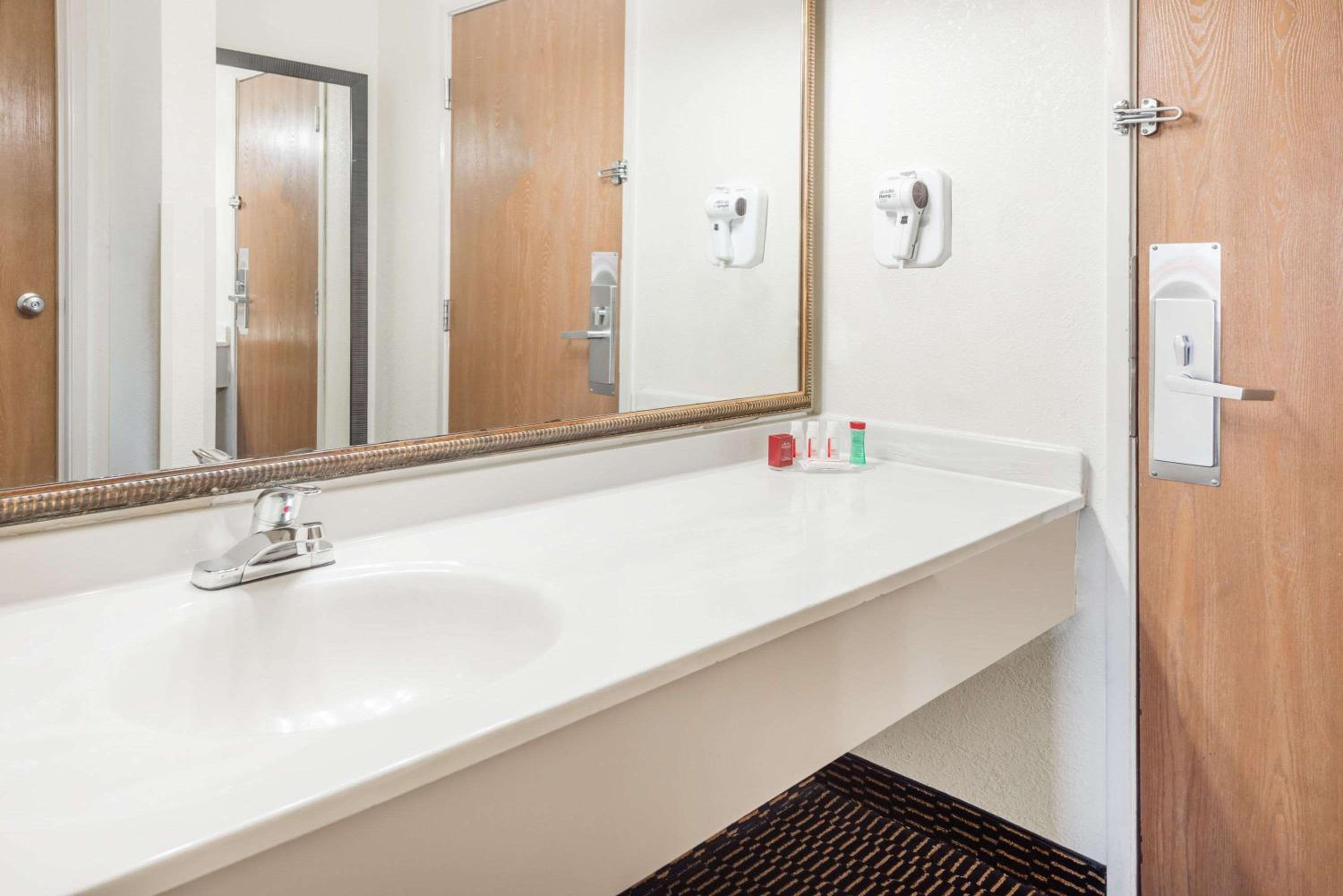 King Studio Suite - Non-Smoking - Photo 6