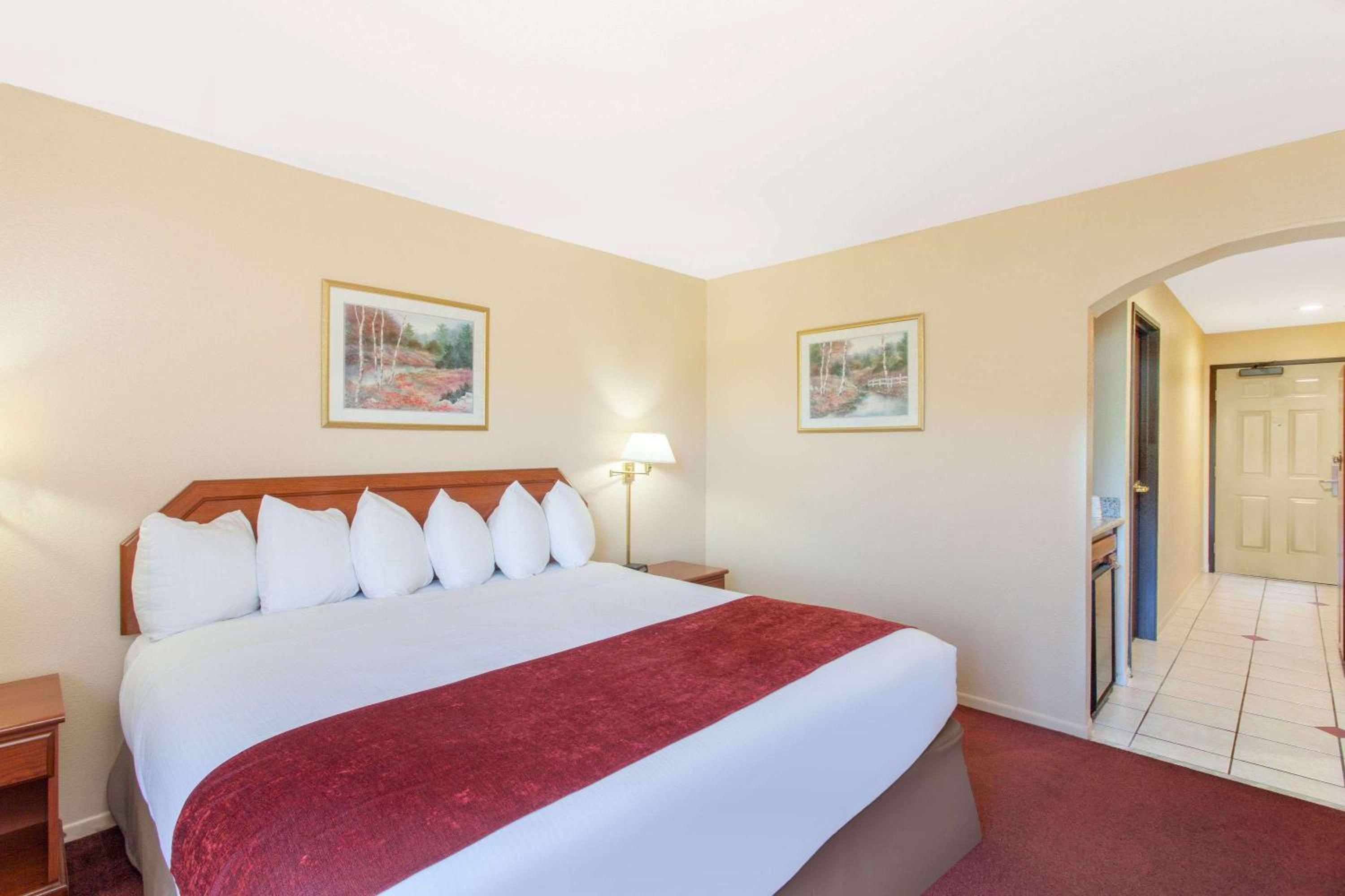 Queen Room with Mobility/Hearing Access - Non-Smoking - Photo 10