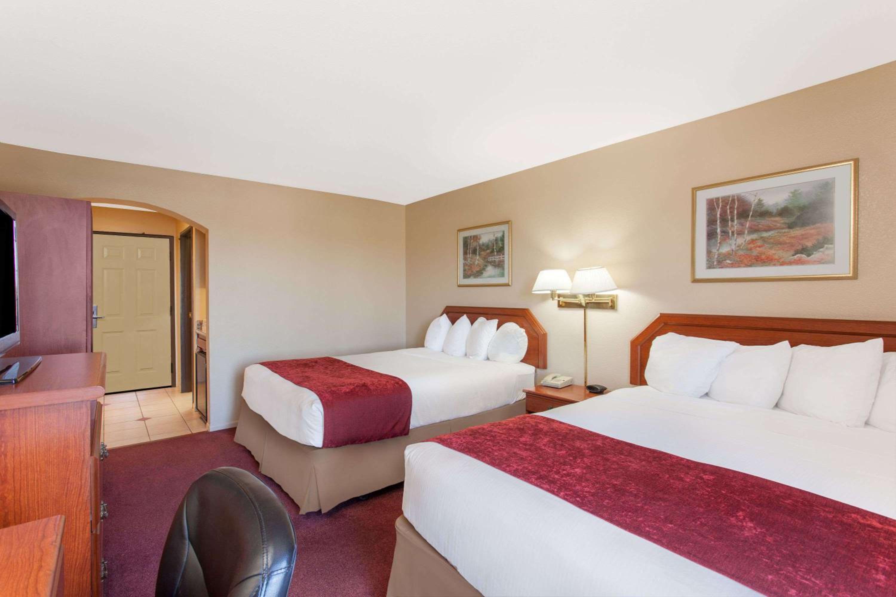 Queen Room with Two Queen Beds and Mobility/Hearing Access - Non-Smoking - Photo 13
