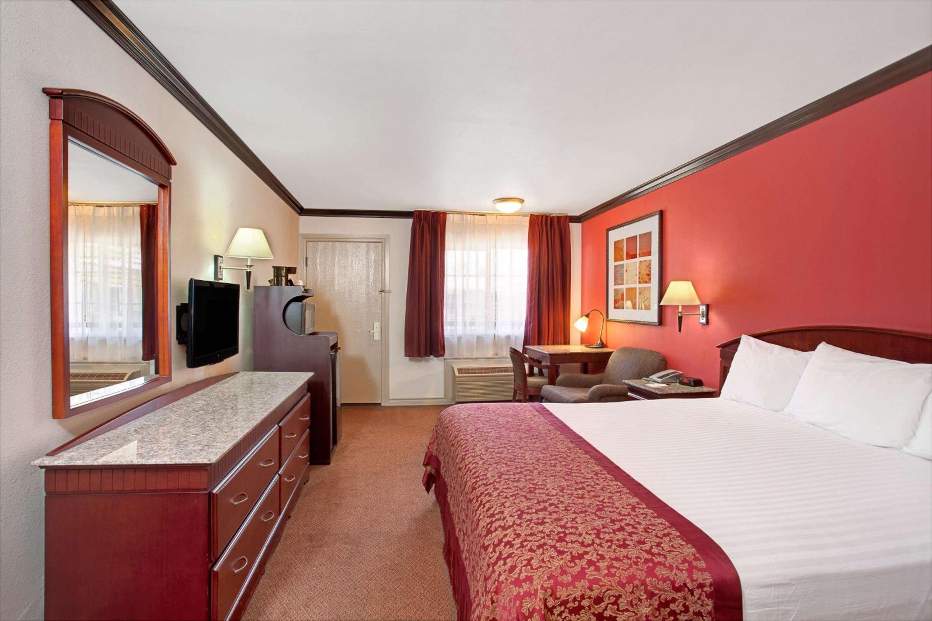 King Room - Non-Smoking - Photo 4