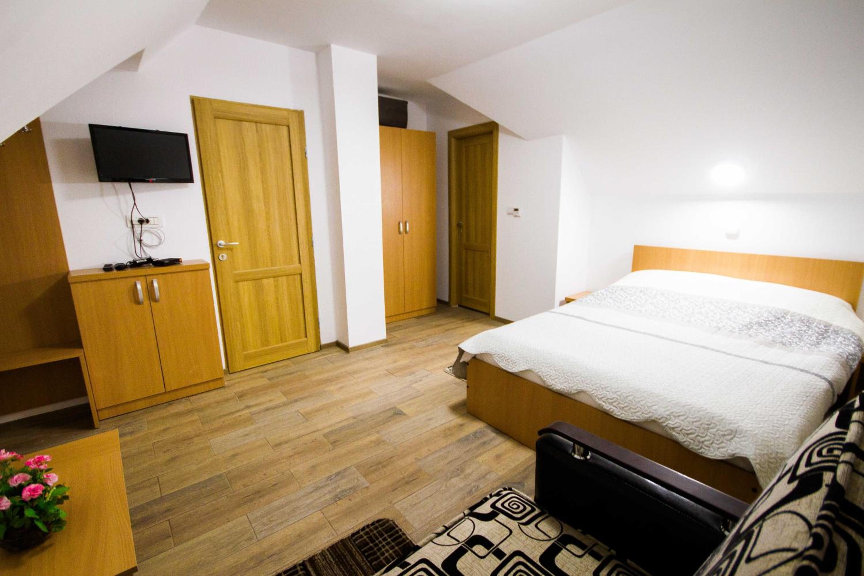 Deluxe Room (2 Adults + 1 Child) - Photo 1