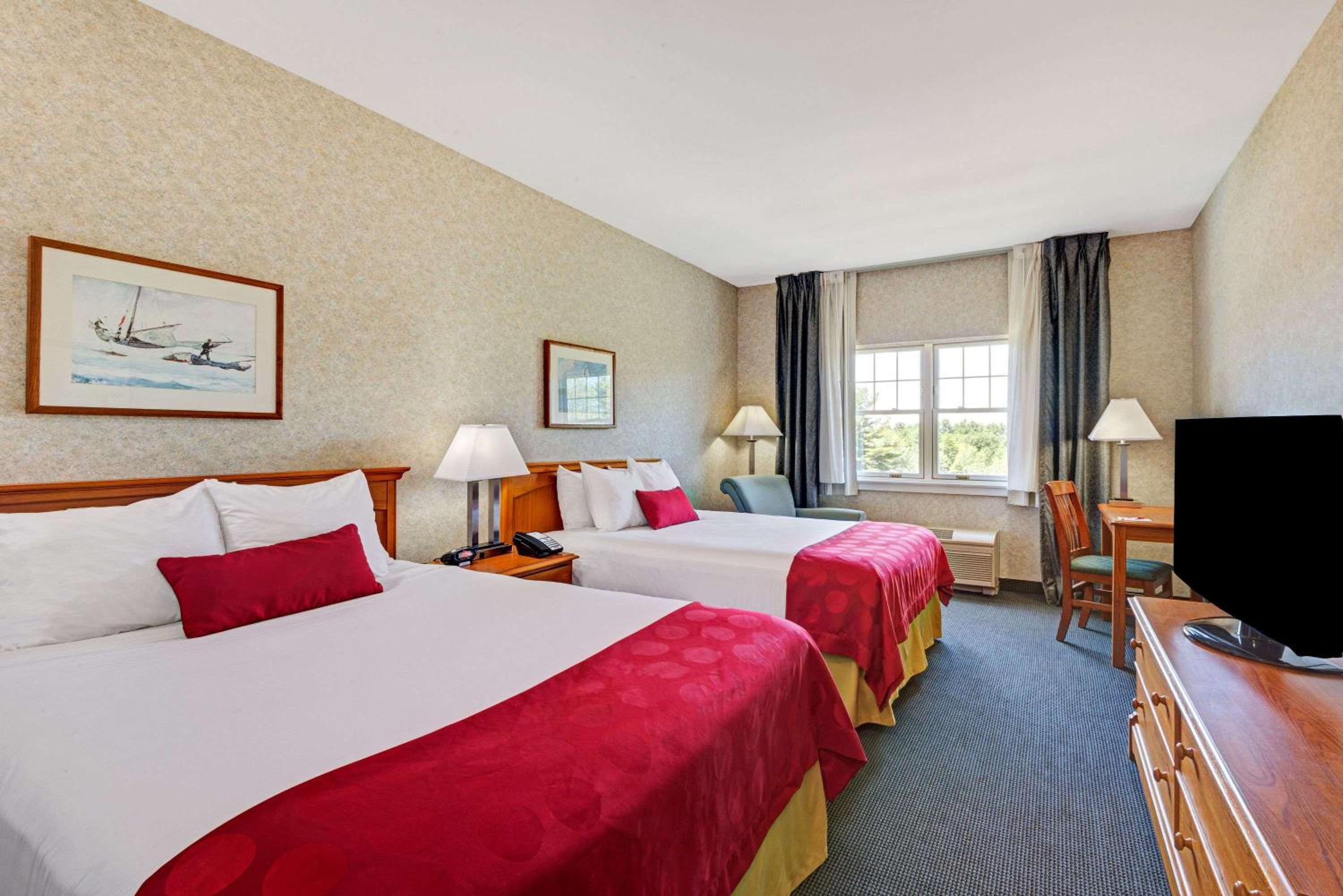 Queen Room with Two Queen Beds - Non-Smoking - Photo 1
