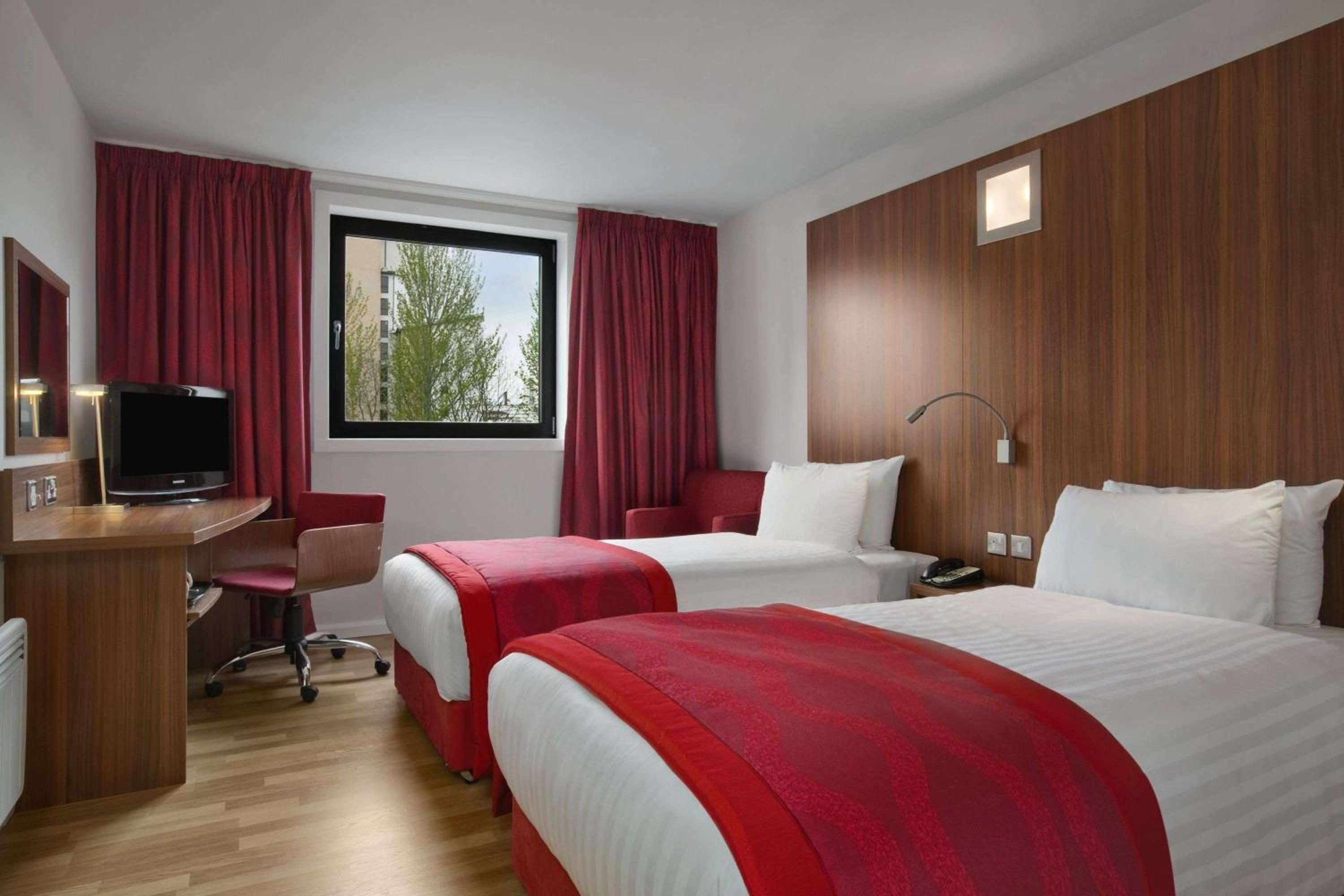 Twin Room - Non-Smoking - Photo 2