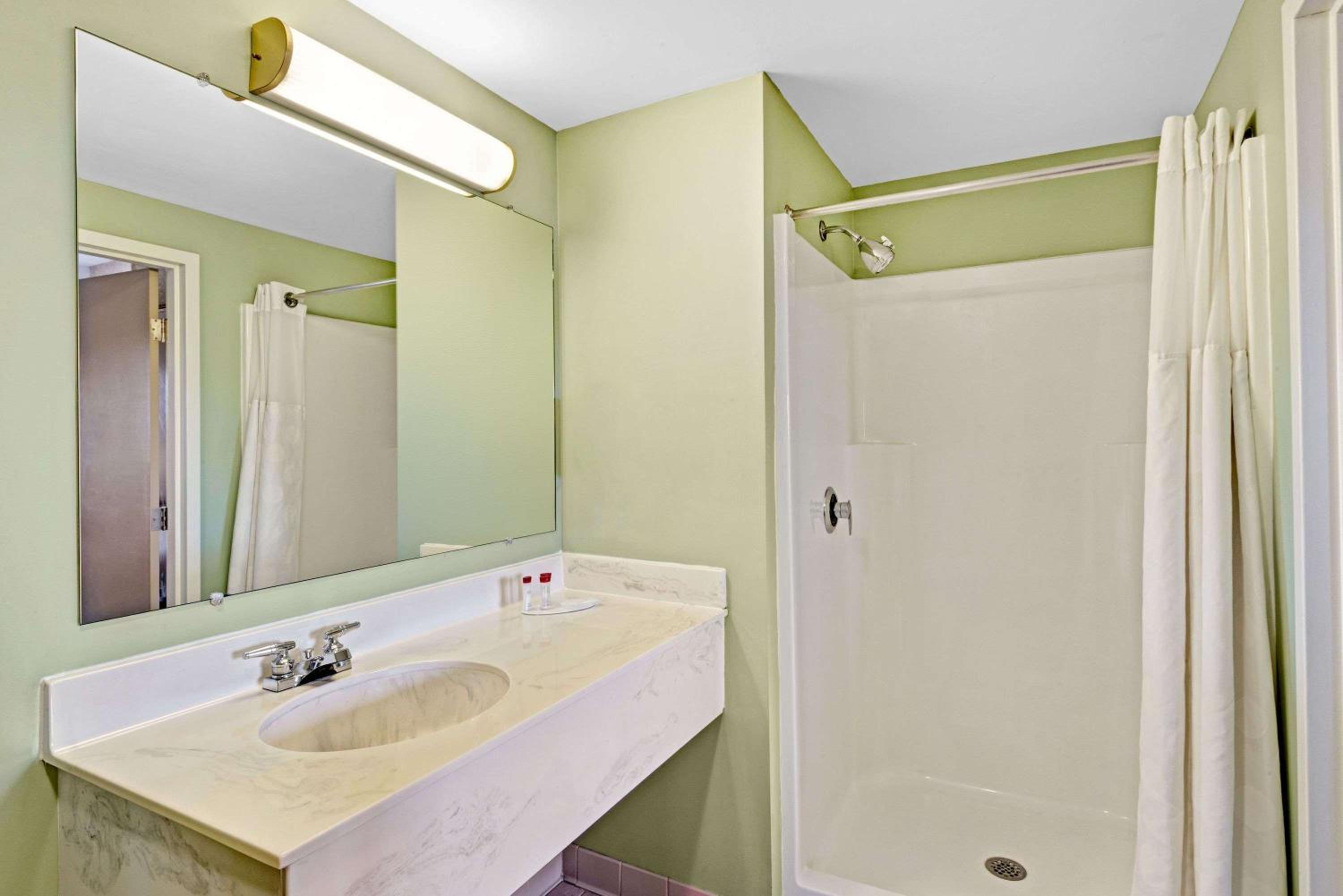 Queen Room with Two Queen Beds - Non-Smoking - Photo 3