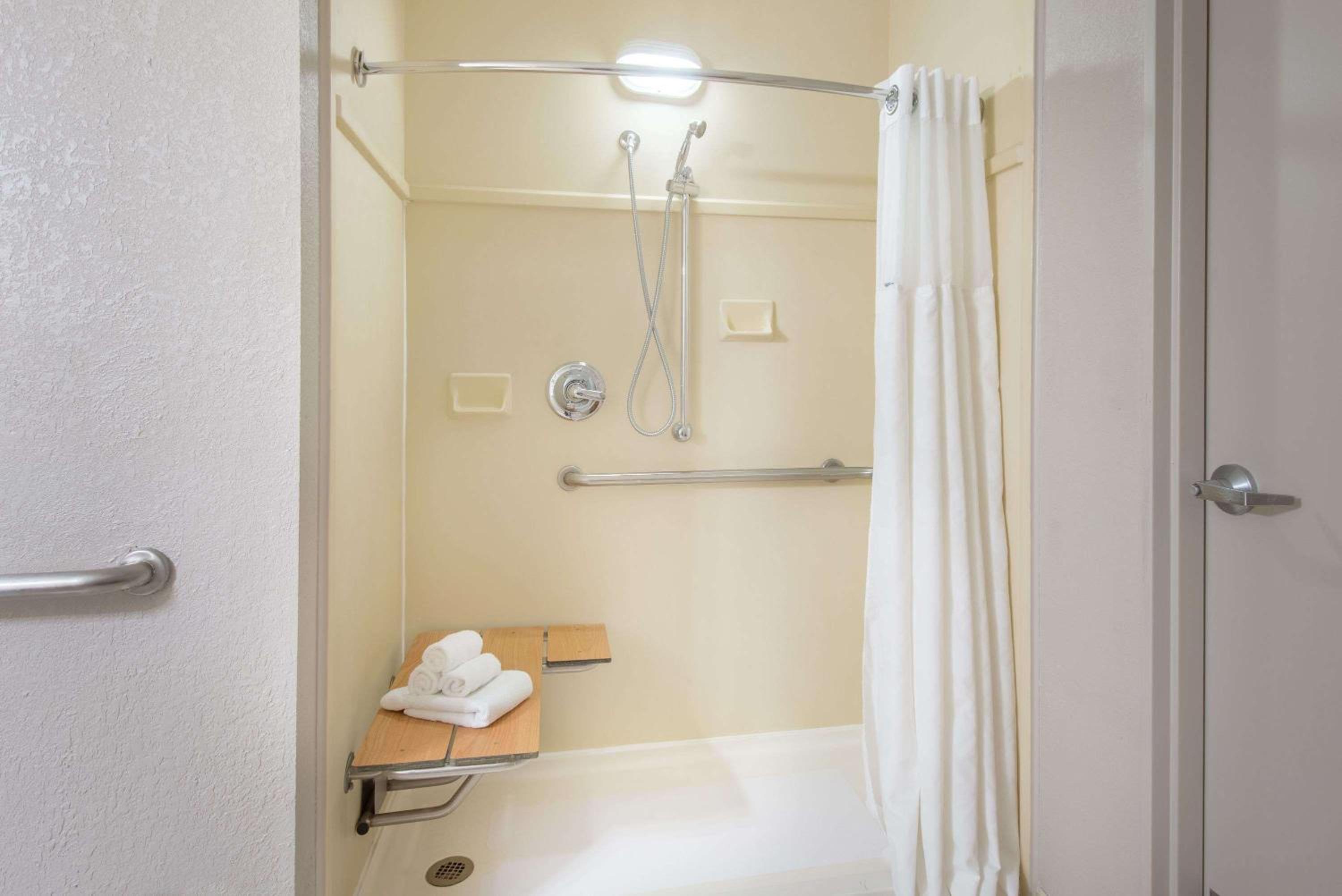 King Room - Disability Access/Non-Smoking - Photo 5