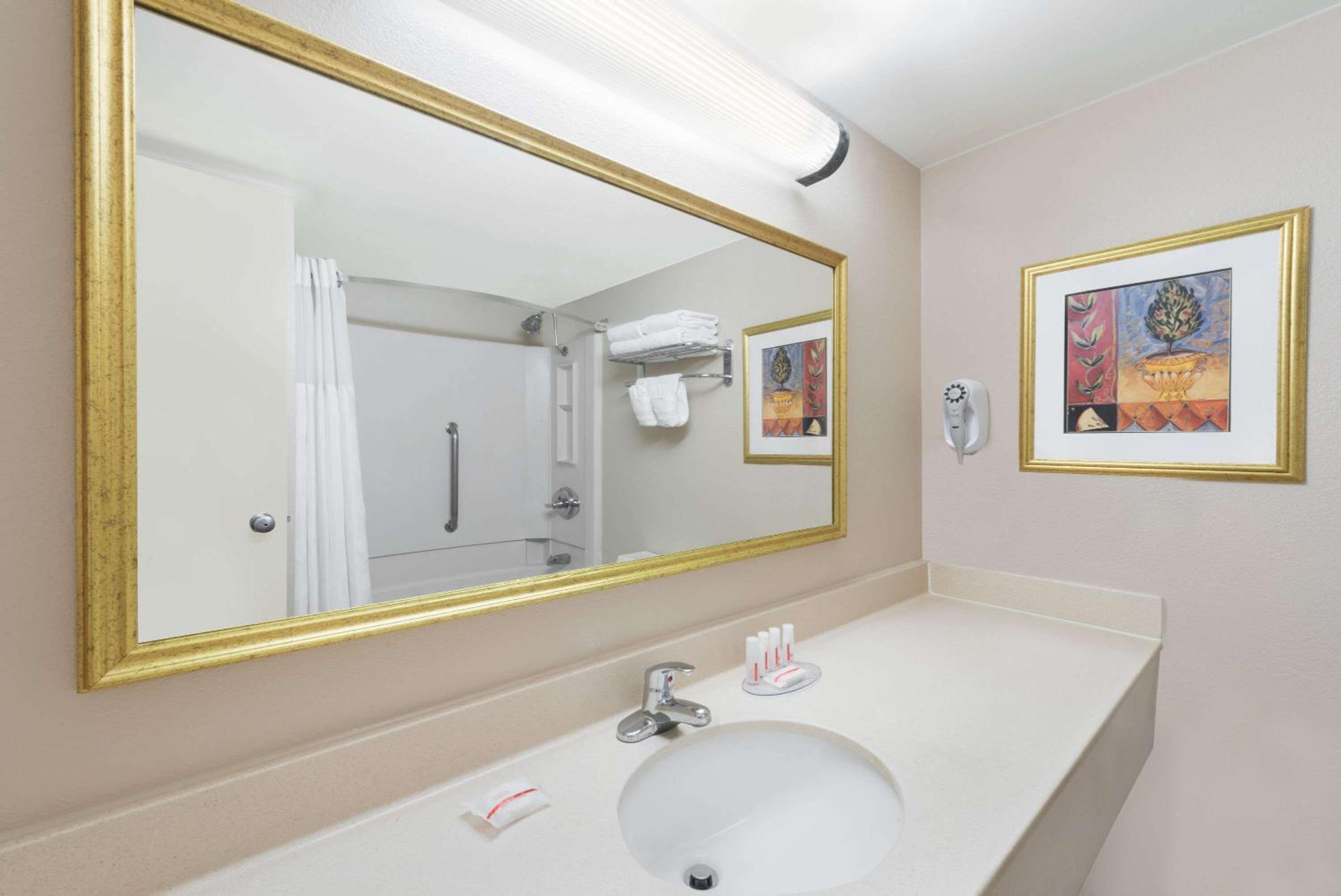 King Room - Non-Smoking photo 2