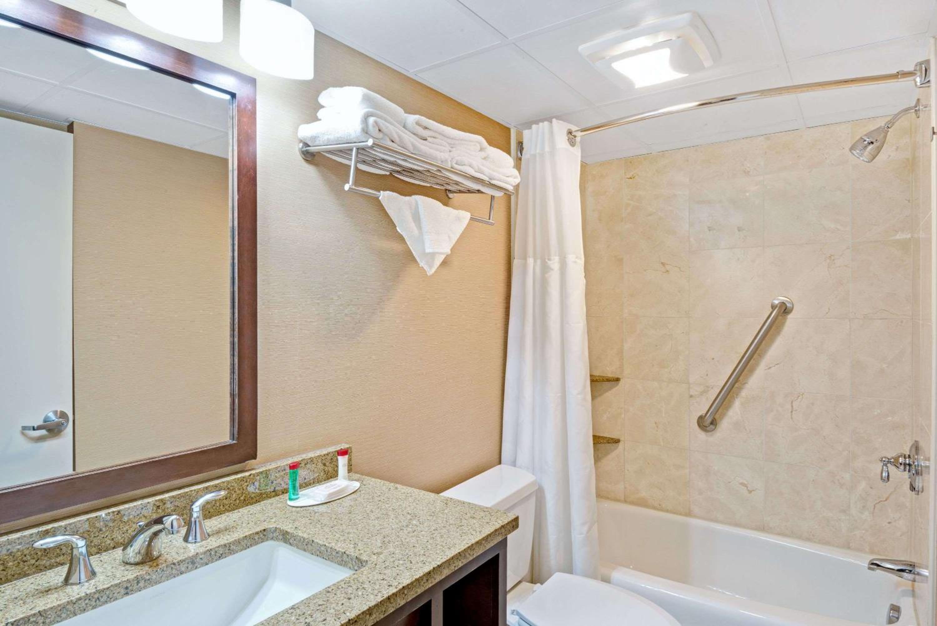Double Room with Two Double Beds - Non-Smoking - Photo 3