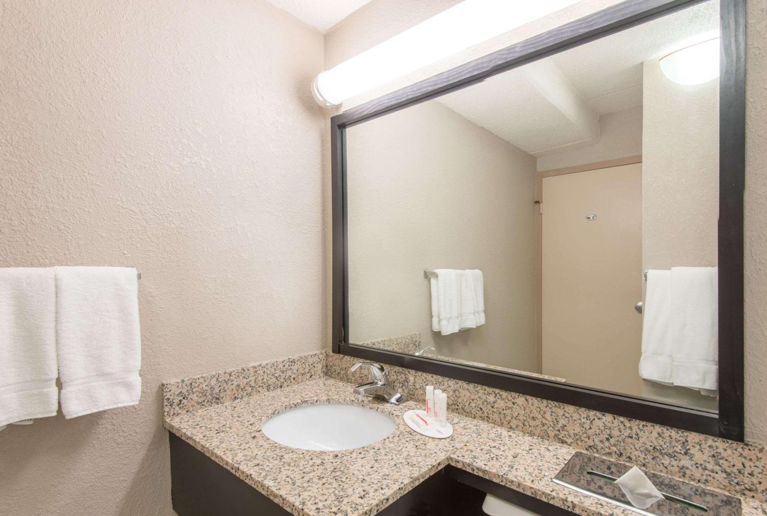 King Room - Non-Smoking - Photo 3