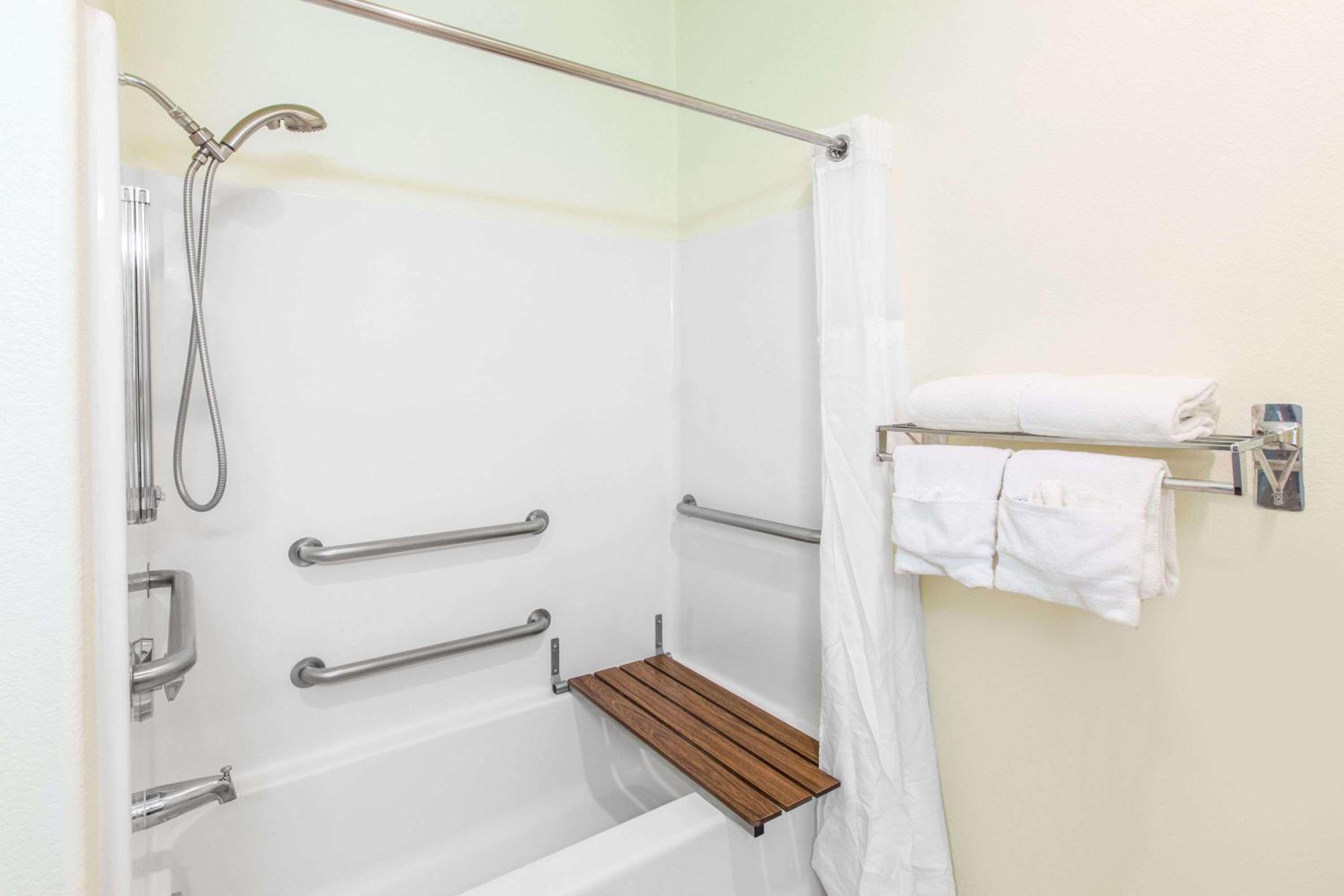 King Room with Bath Tub - Mobility Accessible/Non-Smoking - Photo 4