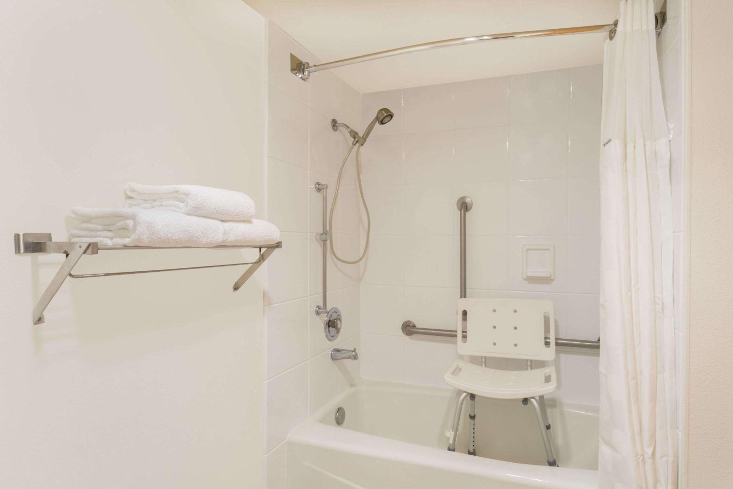 King Room - Disability Access/Non-Smoking - Photo 3
