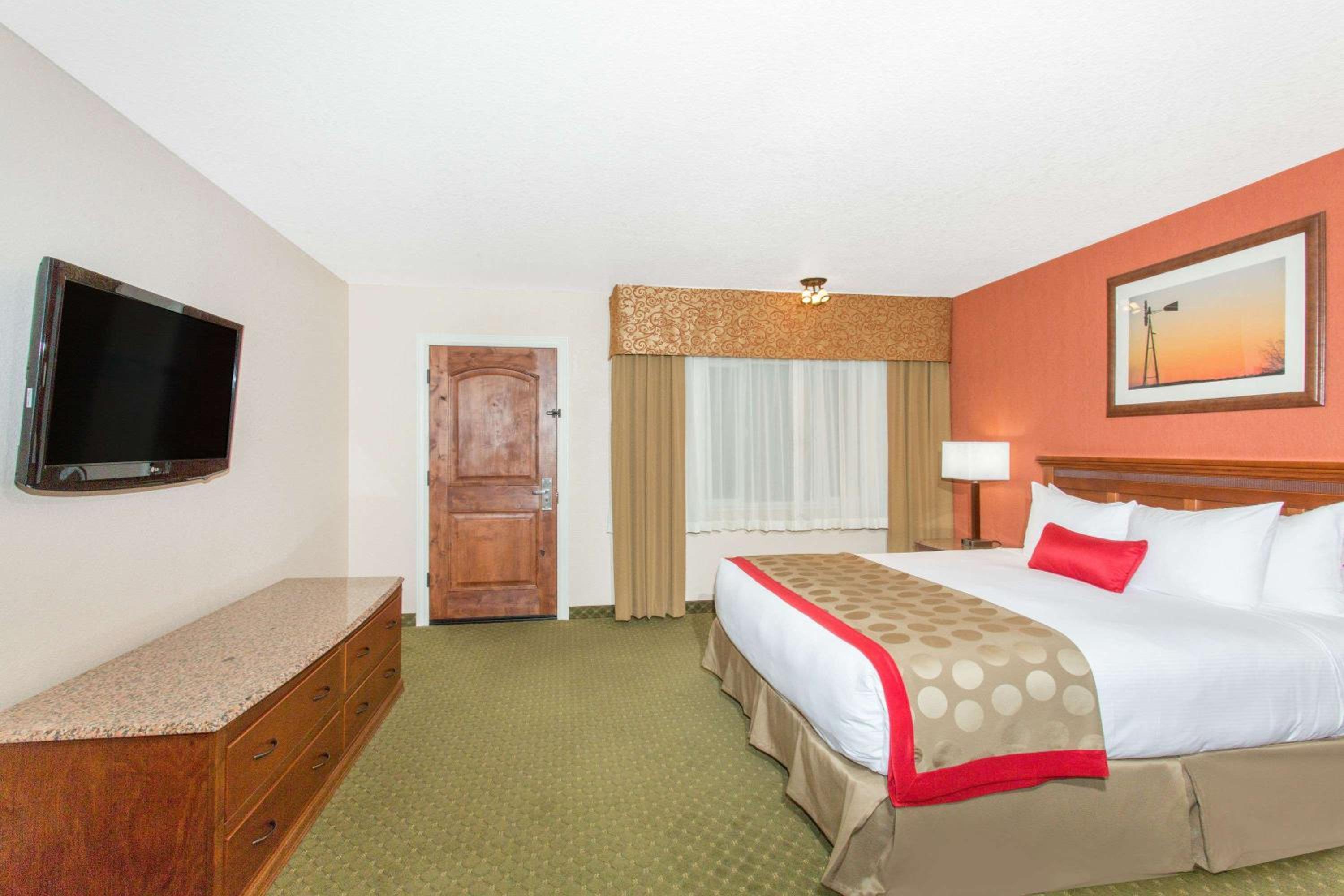 King Room with Courtyard View - Mobility Access/Non-Smoking