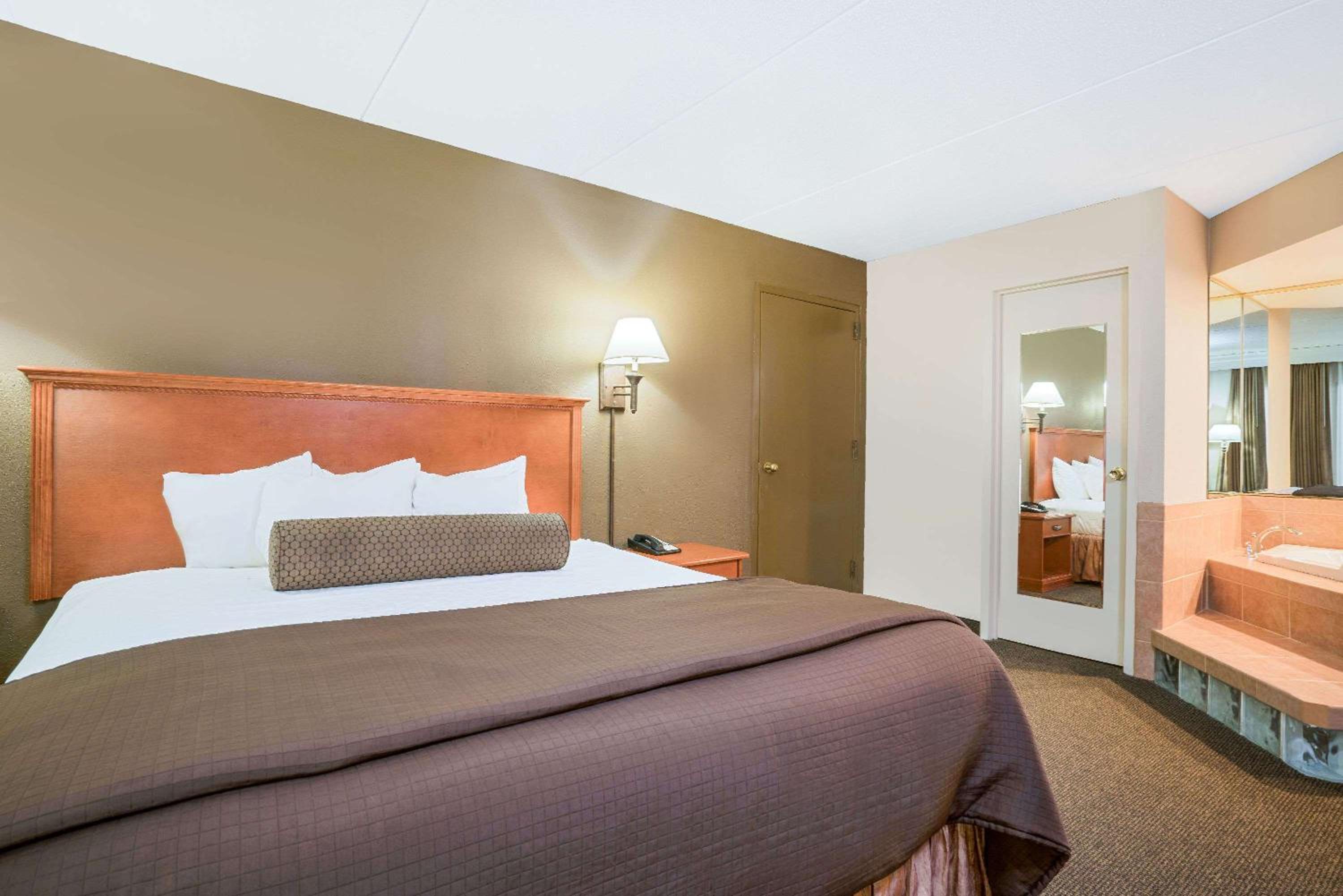 Business King Suite - Photo 9