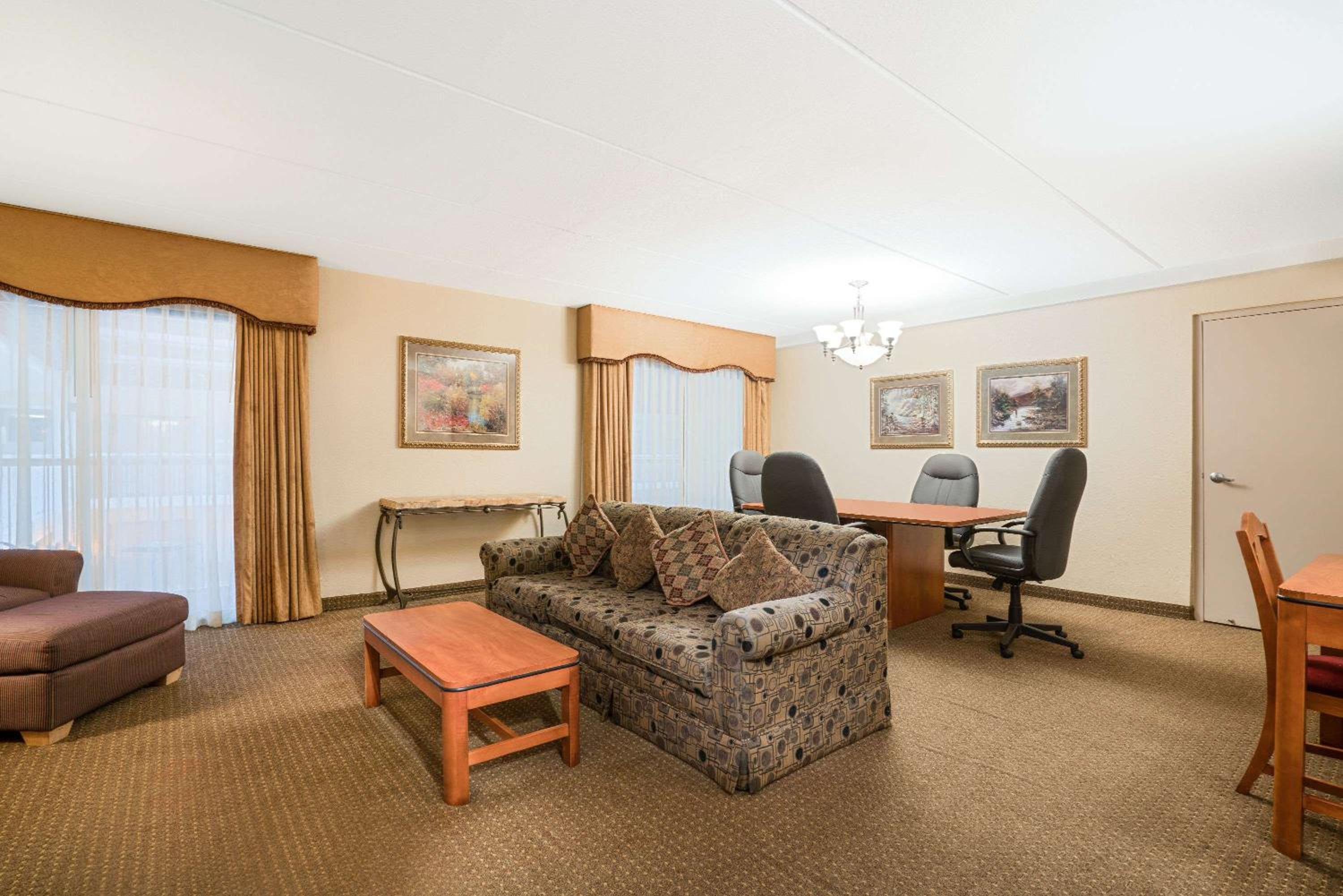 Business King Suite - Photo 5