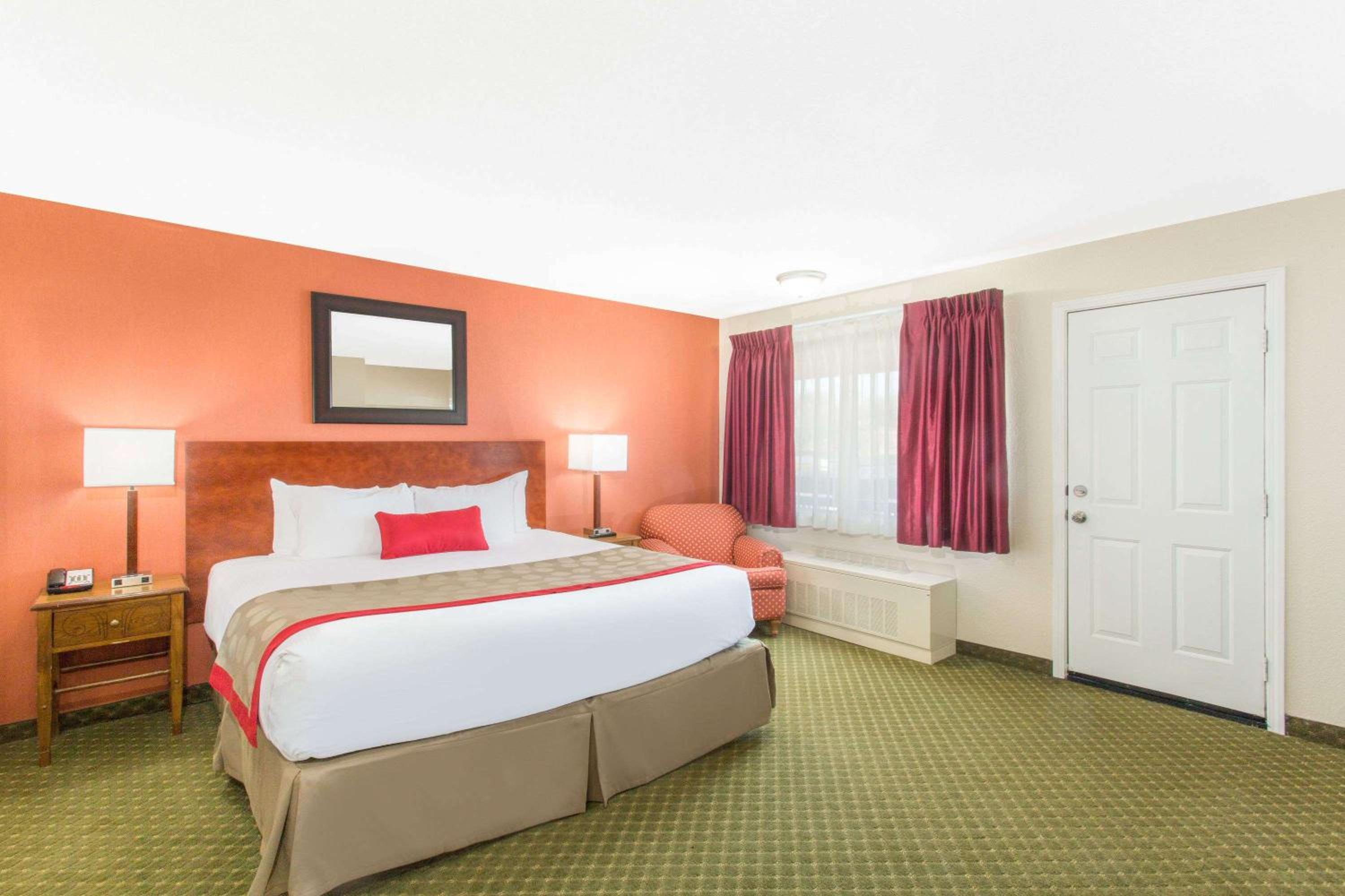 Standard King Room with One King Bed and Courtyard View photo 1