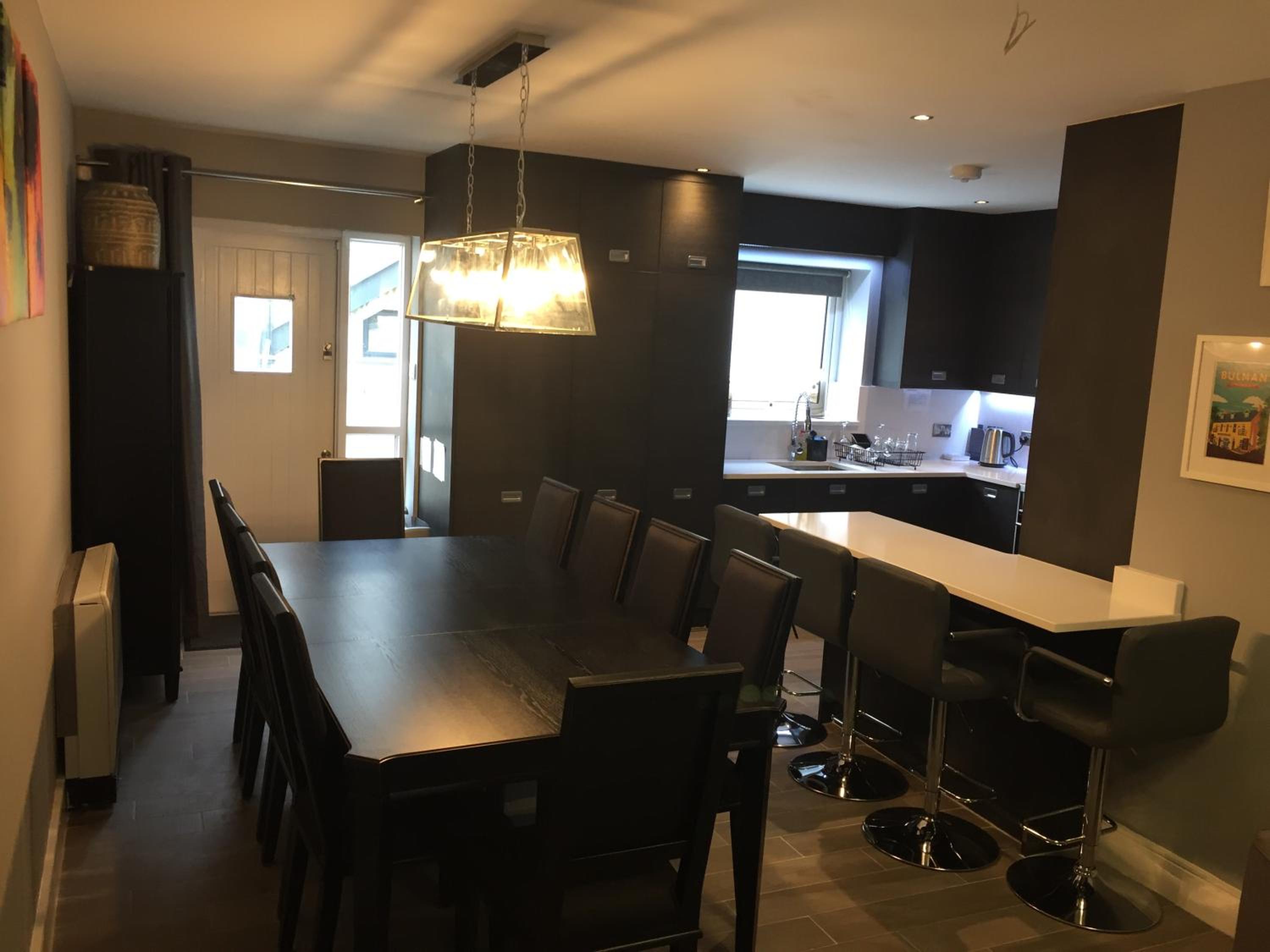 Six-Bedroom House - Photo 6