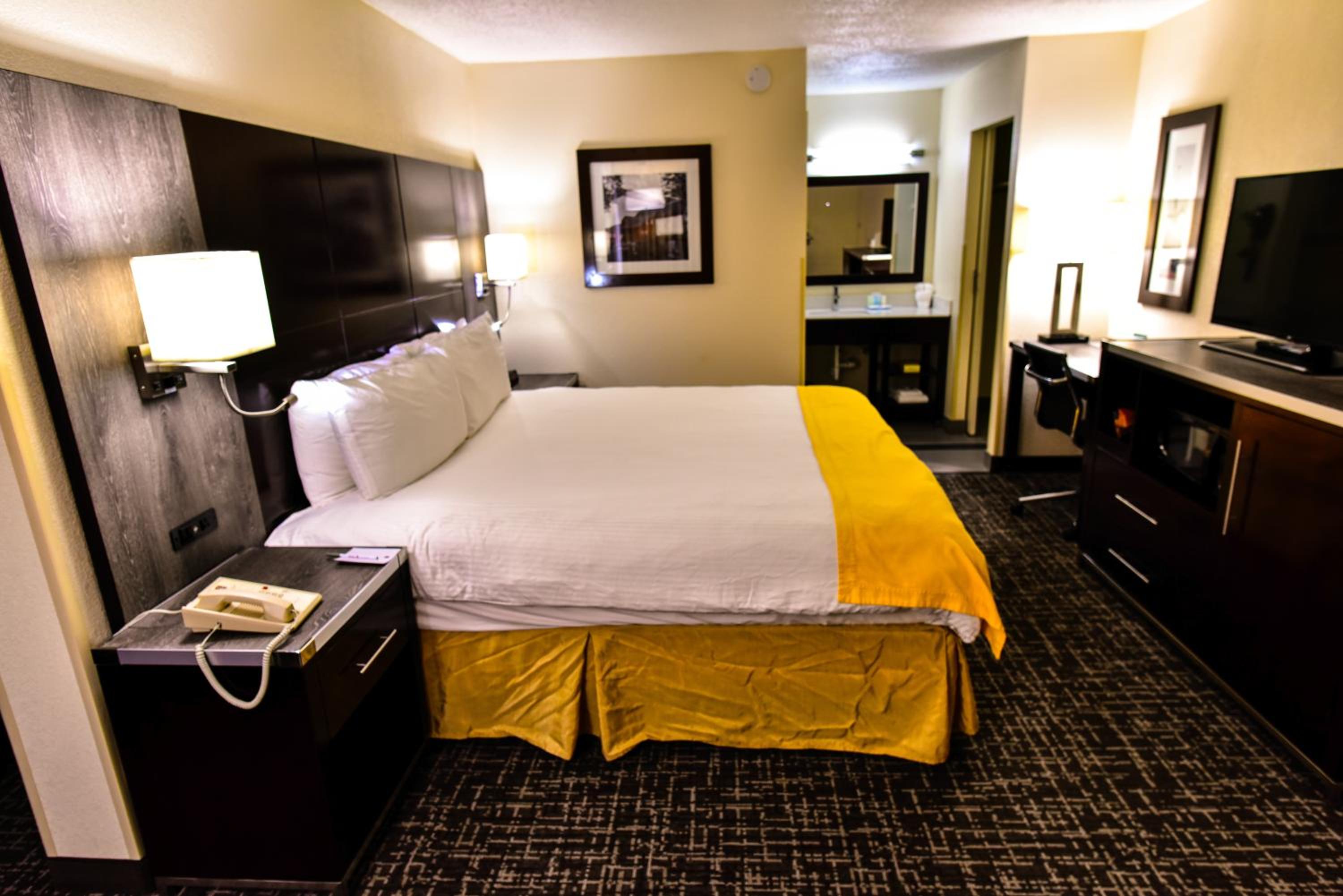 Standard King Room - Non-Smoking  - Photo 4