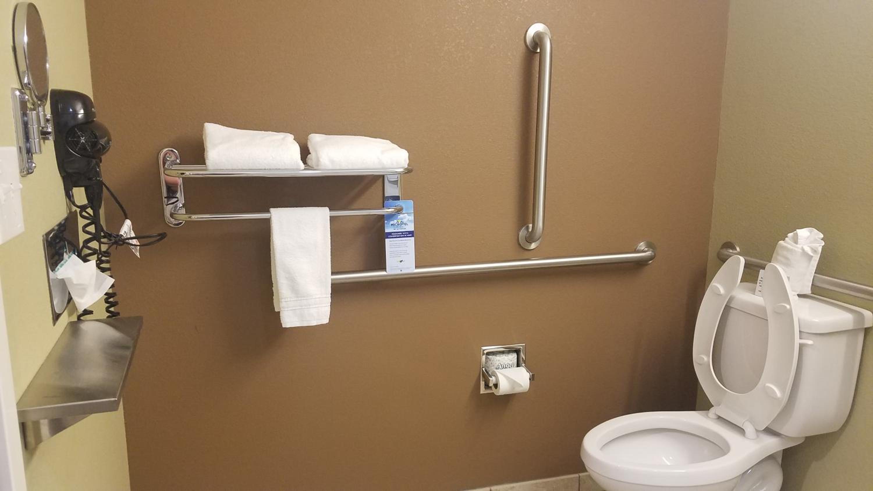 Queen Studio Suite - Hearing and Mobility Accessible/Non-Smoking photo 3