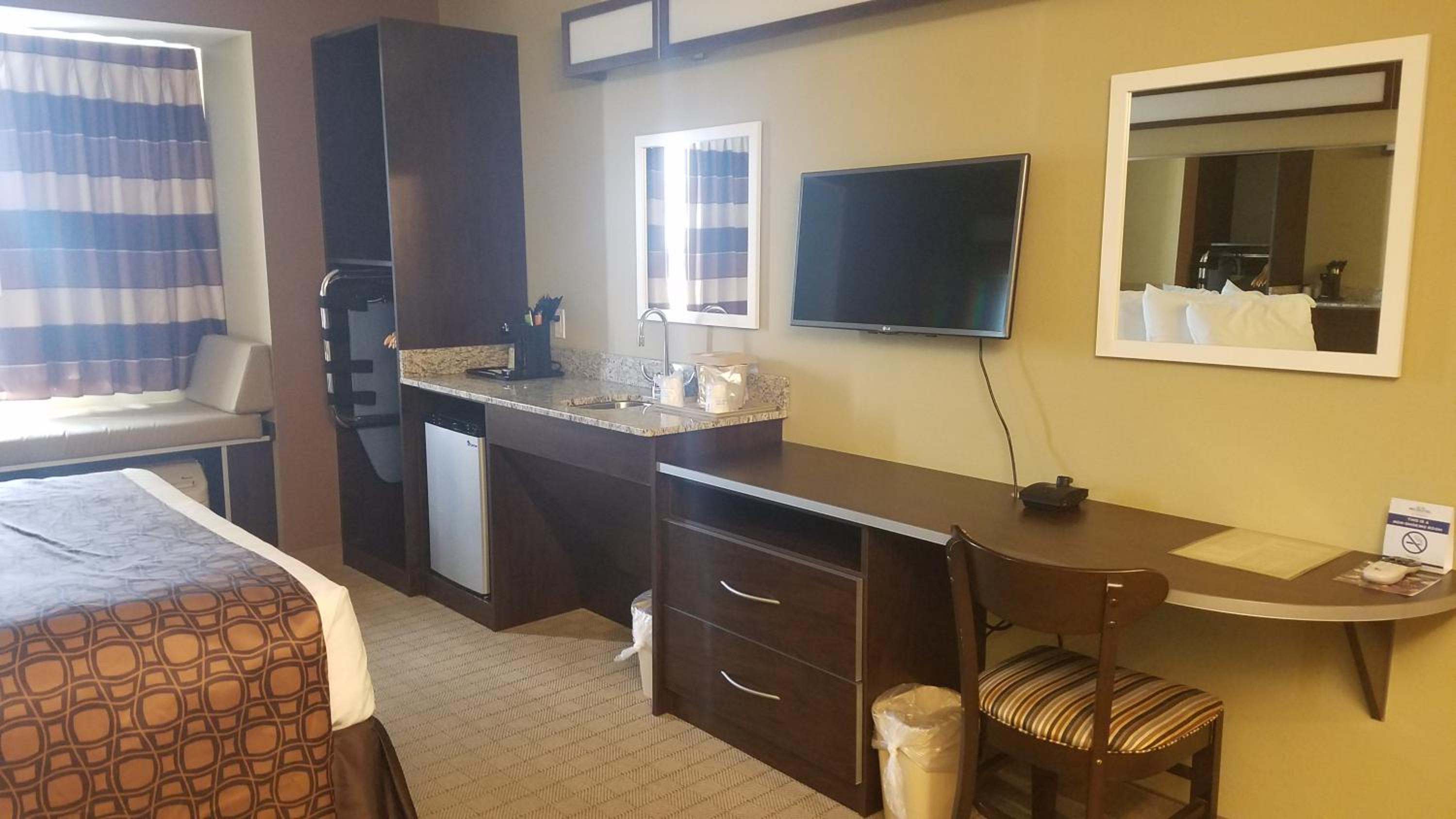 Queen Studio Suite - Hearing and Mobility Accessible/Non-Smoking photo 2