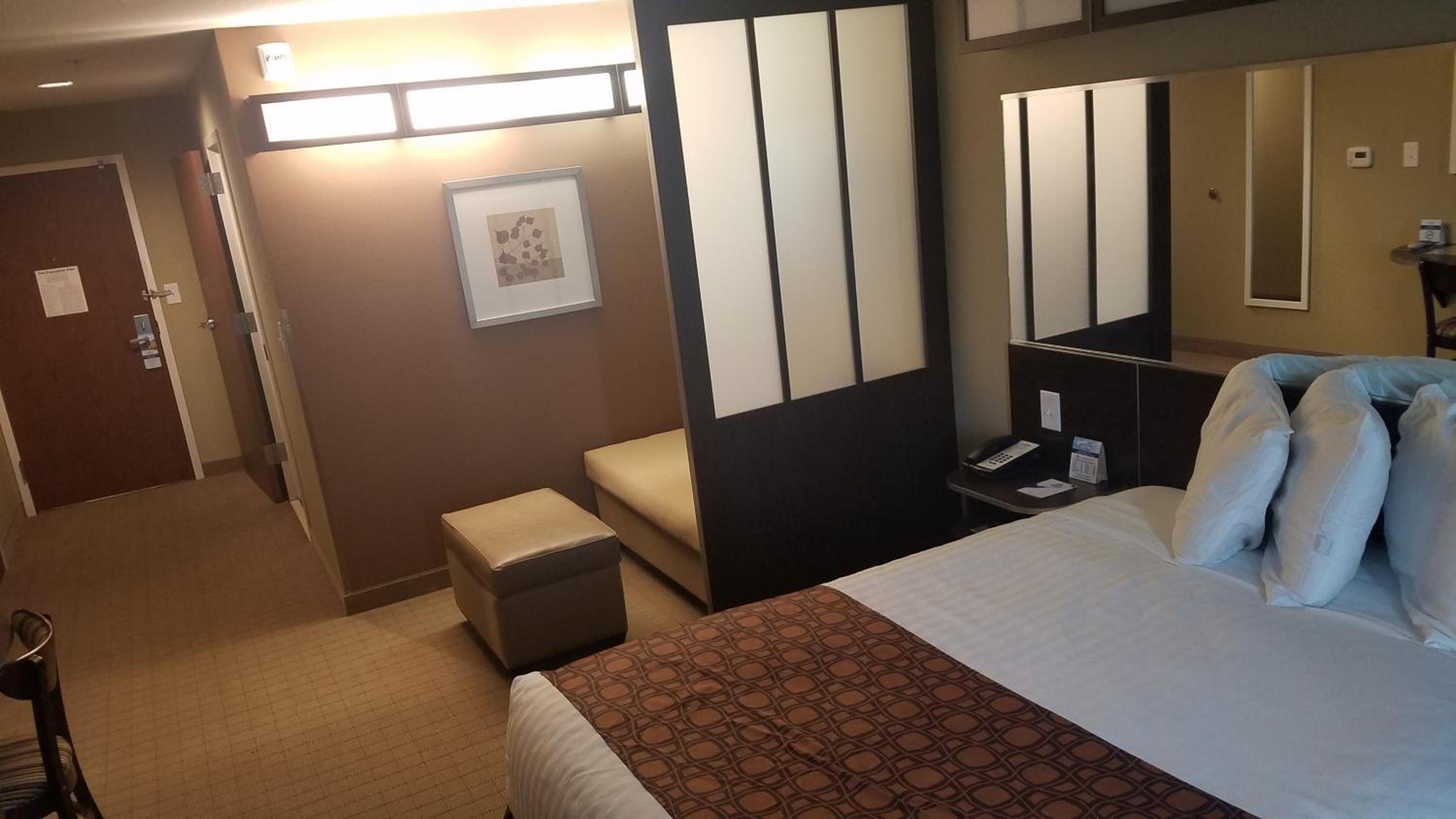 Queen Studio Suite - Hearing and Mobility Accessible/Non-Smoking photo 1