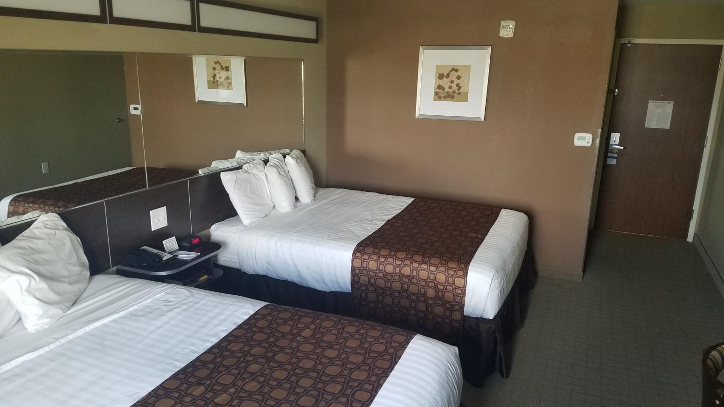 Queen Room with Two Queen Beds - Non-Smoking photo 1