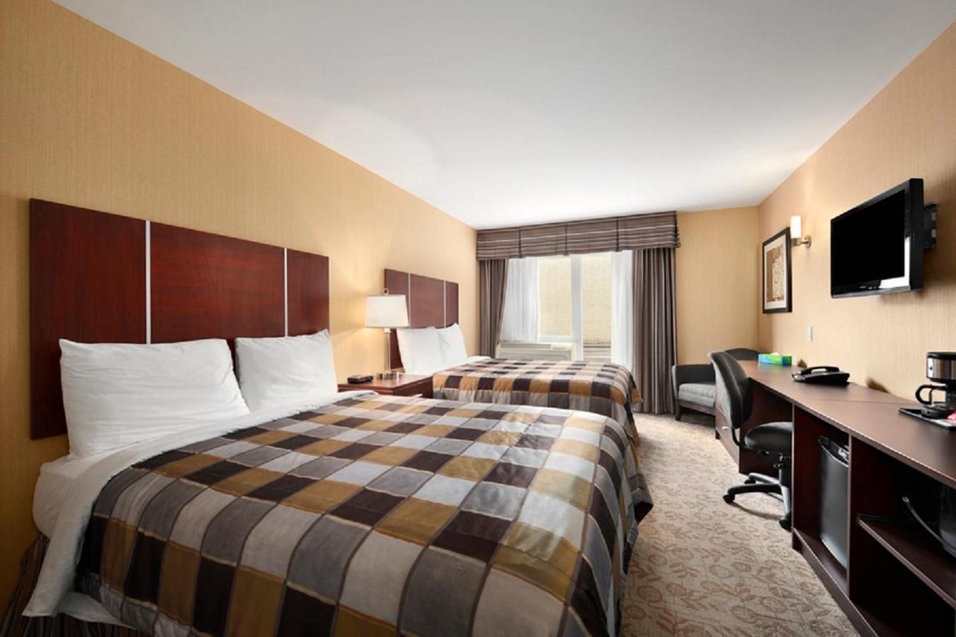 Queen Room with Two Queen Beds - Non-Smoking - Photo 2