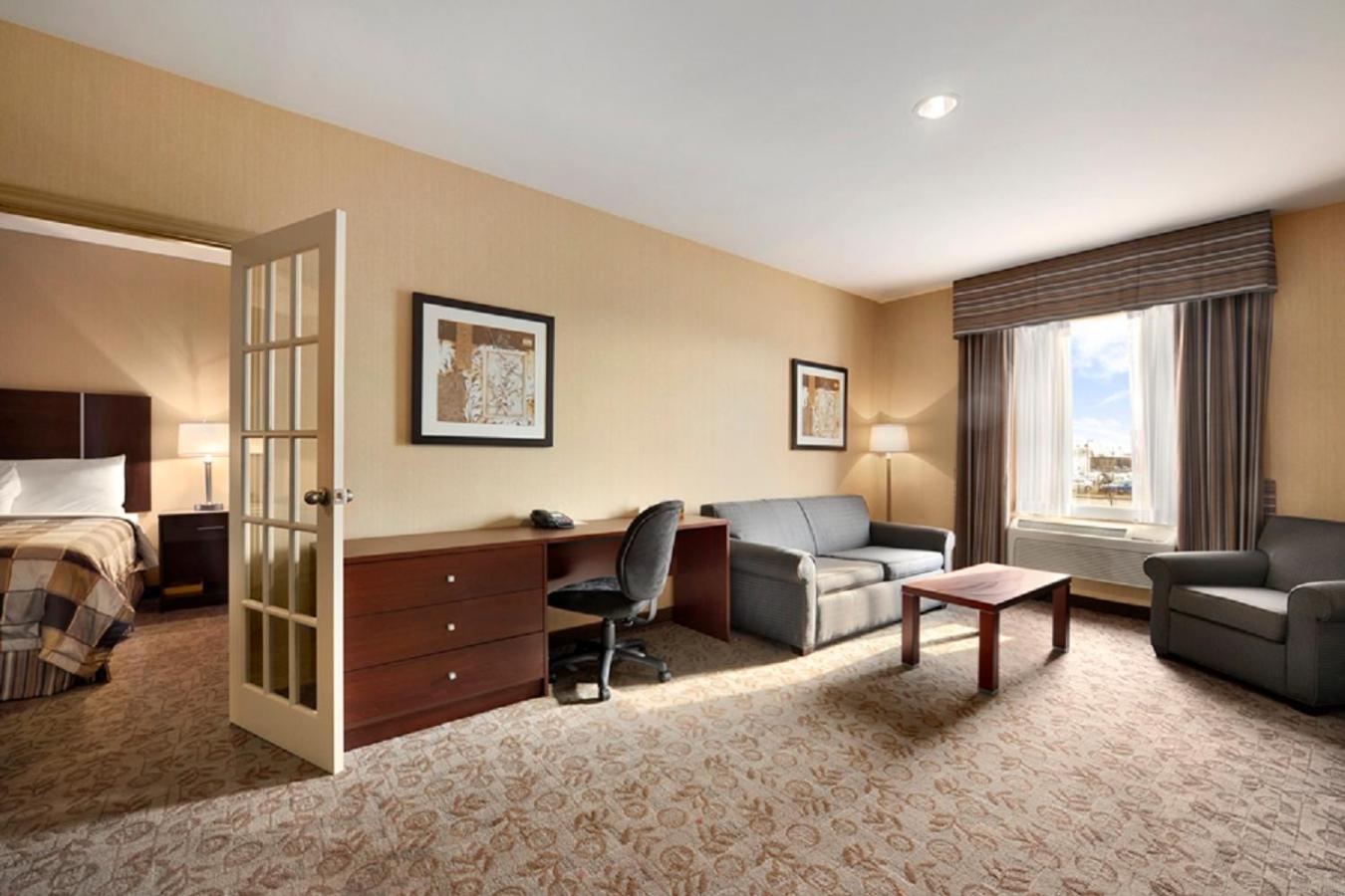 One-Bedroom King Suite - Non-Smoking - Photo 2