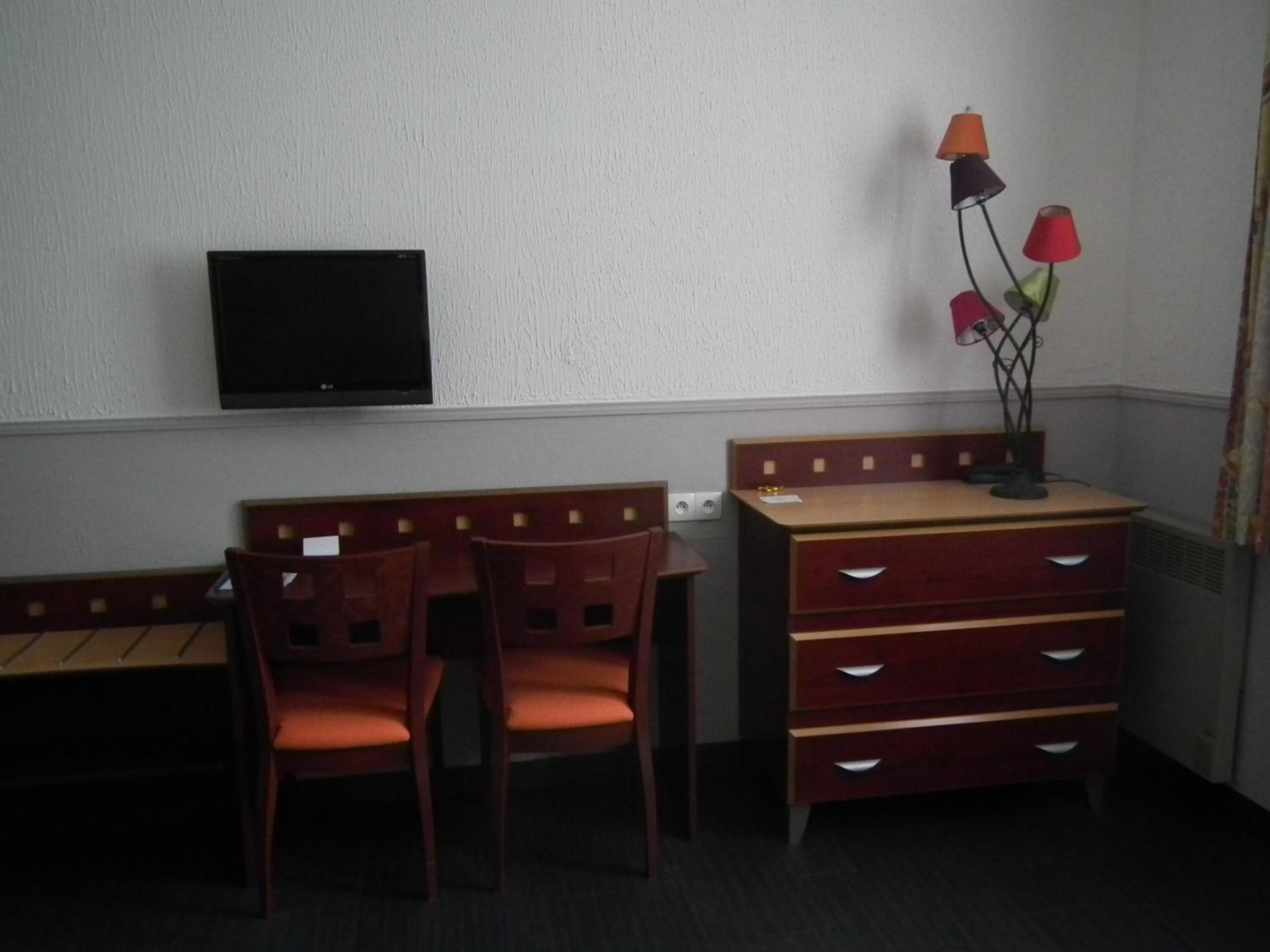 Twin Room with Big Lake View - Photo 3