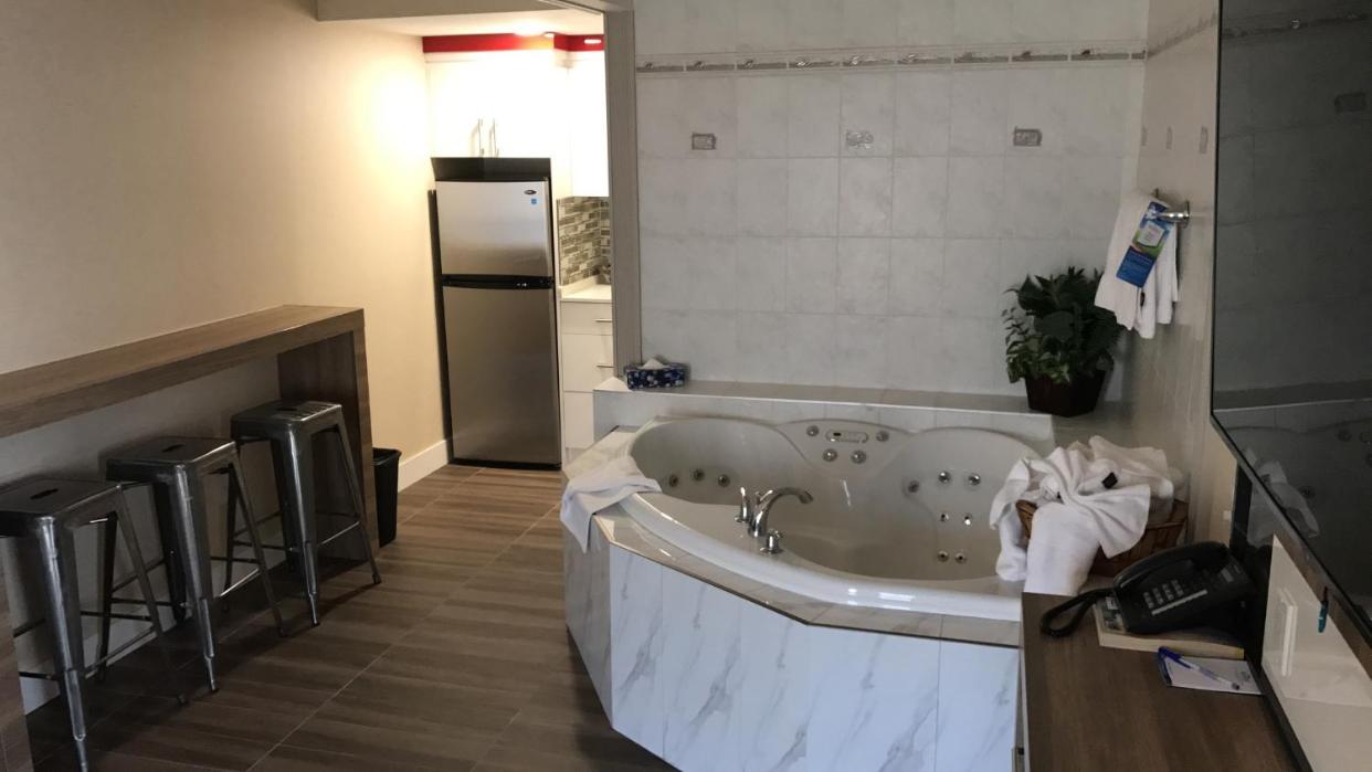 King Suite with Spa Bath - Photo 4