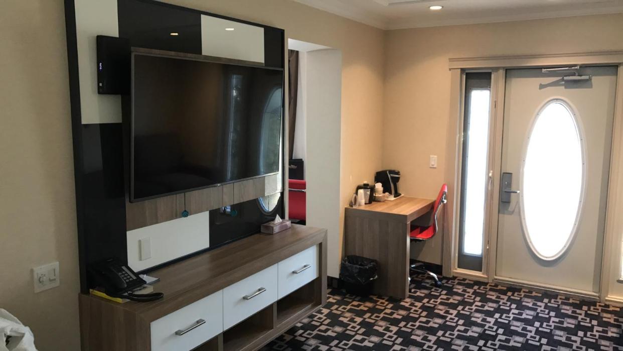 King Suite with Spa Bath - Photo 5