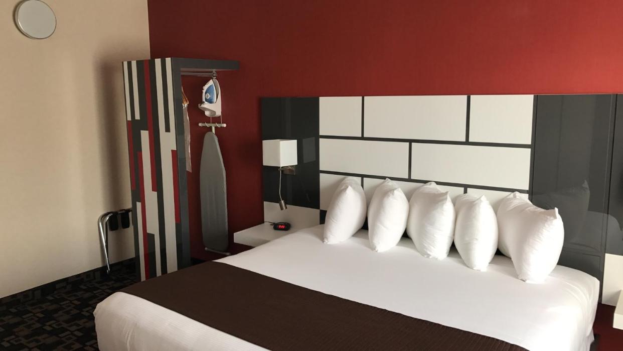 King Suite with Spa Bath - Photo 1